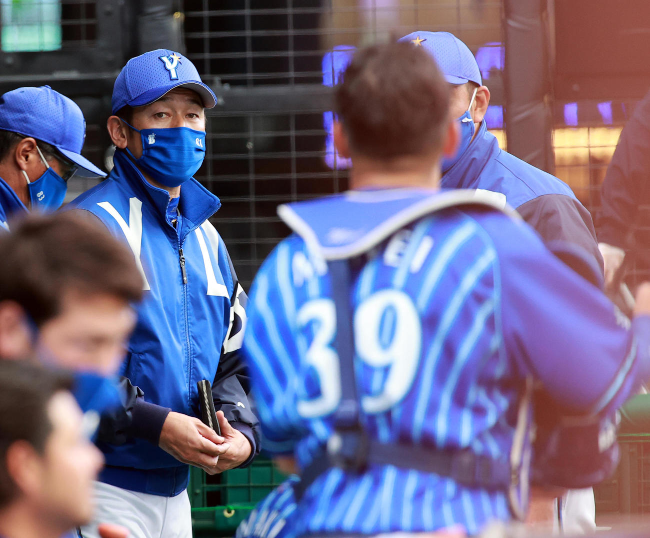 西武対DeNA 8回裏西武の攻撃を抑え、捕手嶺井（手前）に声をかける三浦監督（撮影・浅見桂子）