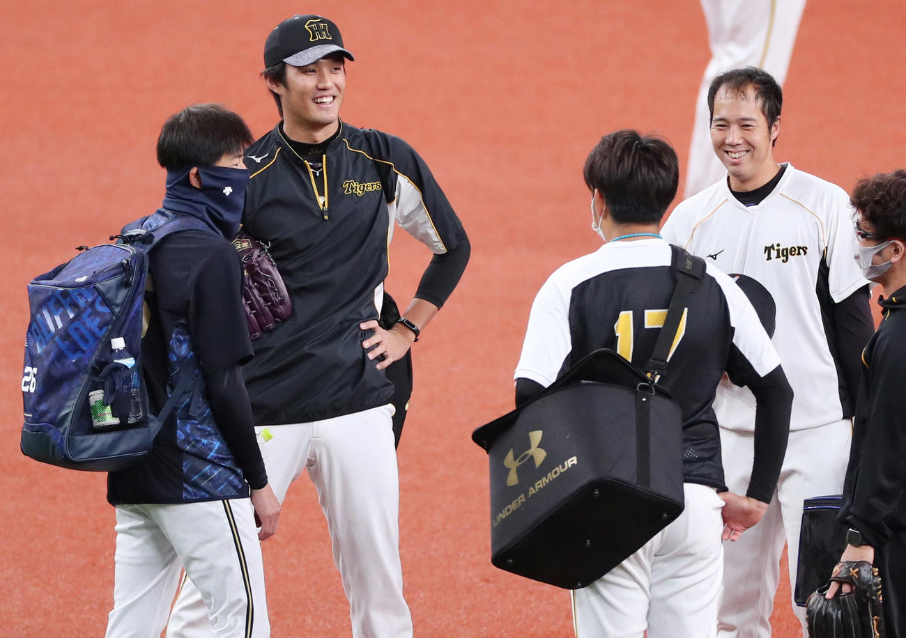 オリックス対阪神　オリックス能見（左）とあいさつをかわす阪神の選手たち、右から青柳、岩貞、藤浪（撮影・清水貴仁）