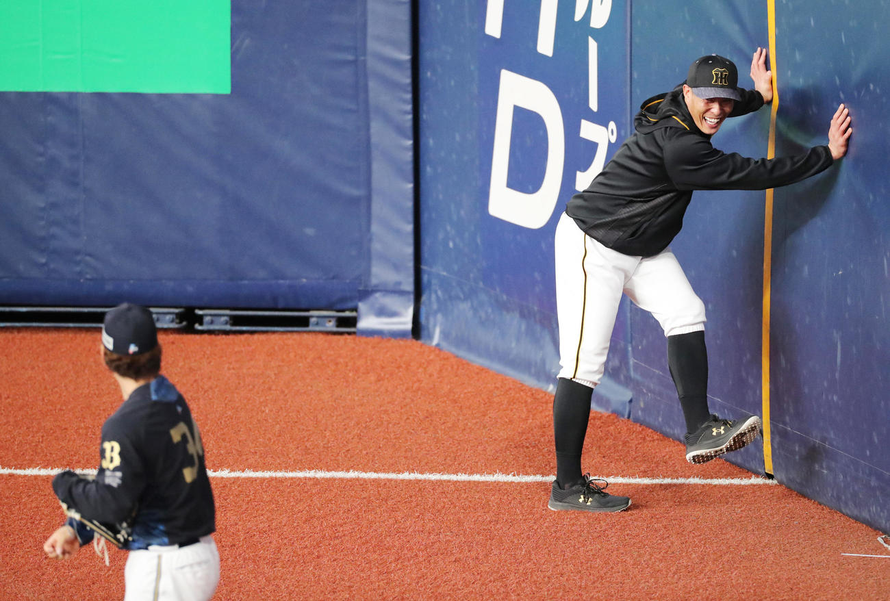 オリックス対阪神　練習でオリックス吉田正尚（左）と話す糸井（撮影・清水貴仁）