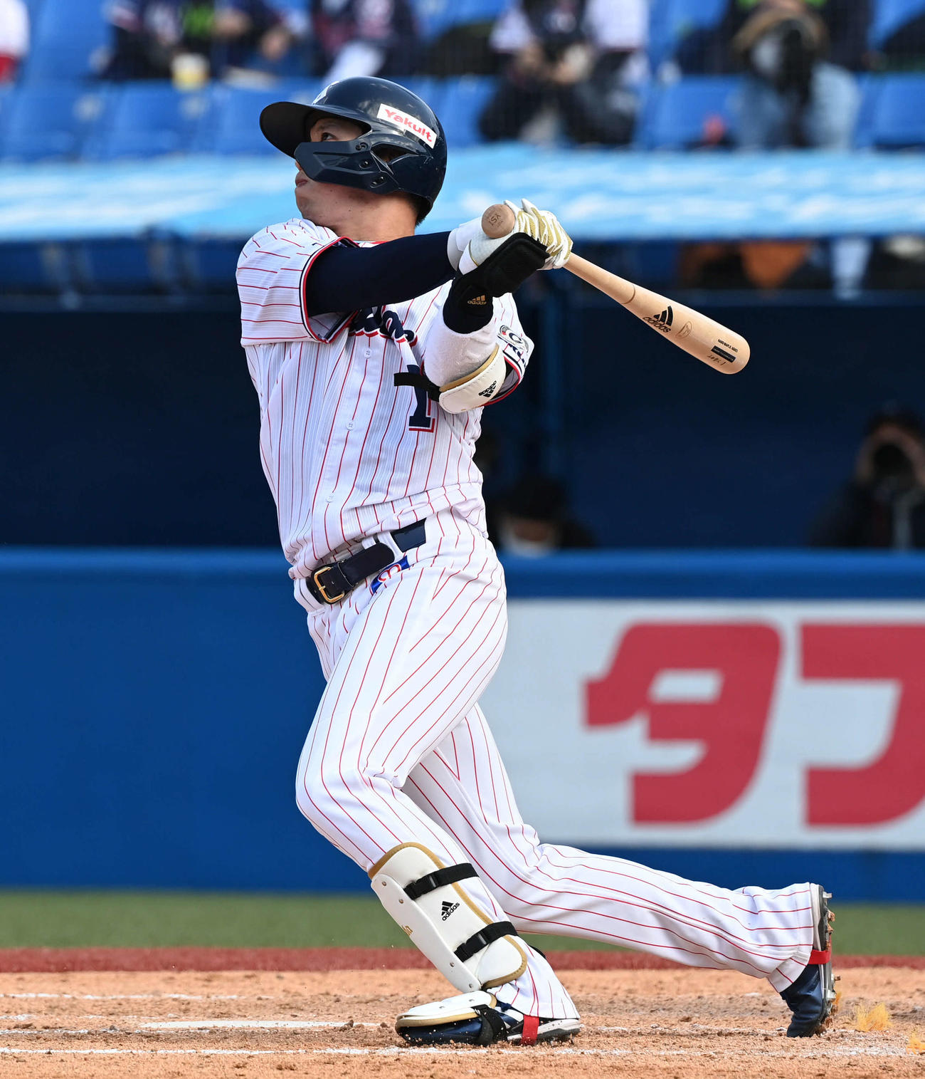 ヤクルト対楽天　4回裏ヤクルト無死一塁、山田は左越え2点本塁打を放つ（撮影・山崎安昭）