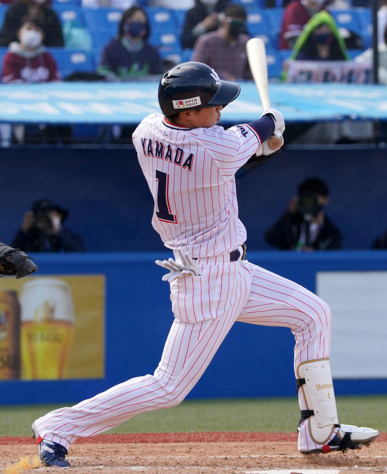 ヤクルト対楽天　4回裏ヤクルト無死一塁、左越え2点本塁打を放つ山田（撮影・横山健太）
