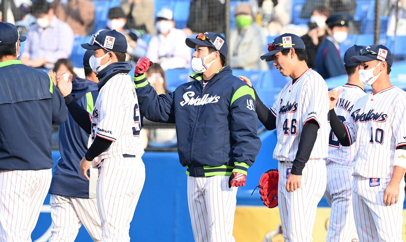 ヤクルト対楽天　チームメートとタッチをかわして勝利を喜ぶヤクルト山田（中央）（撮影・山崎安昭）