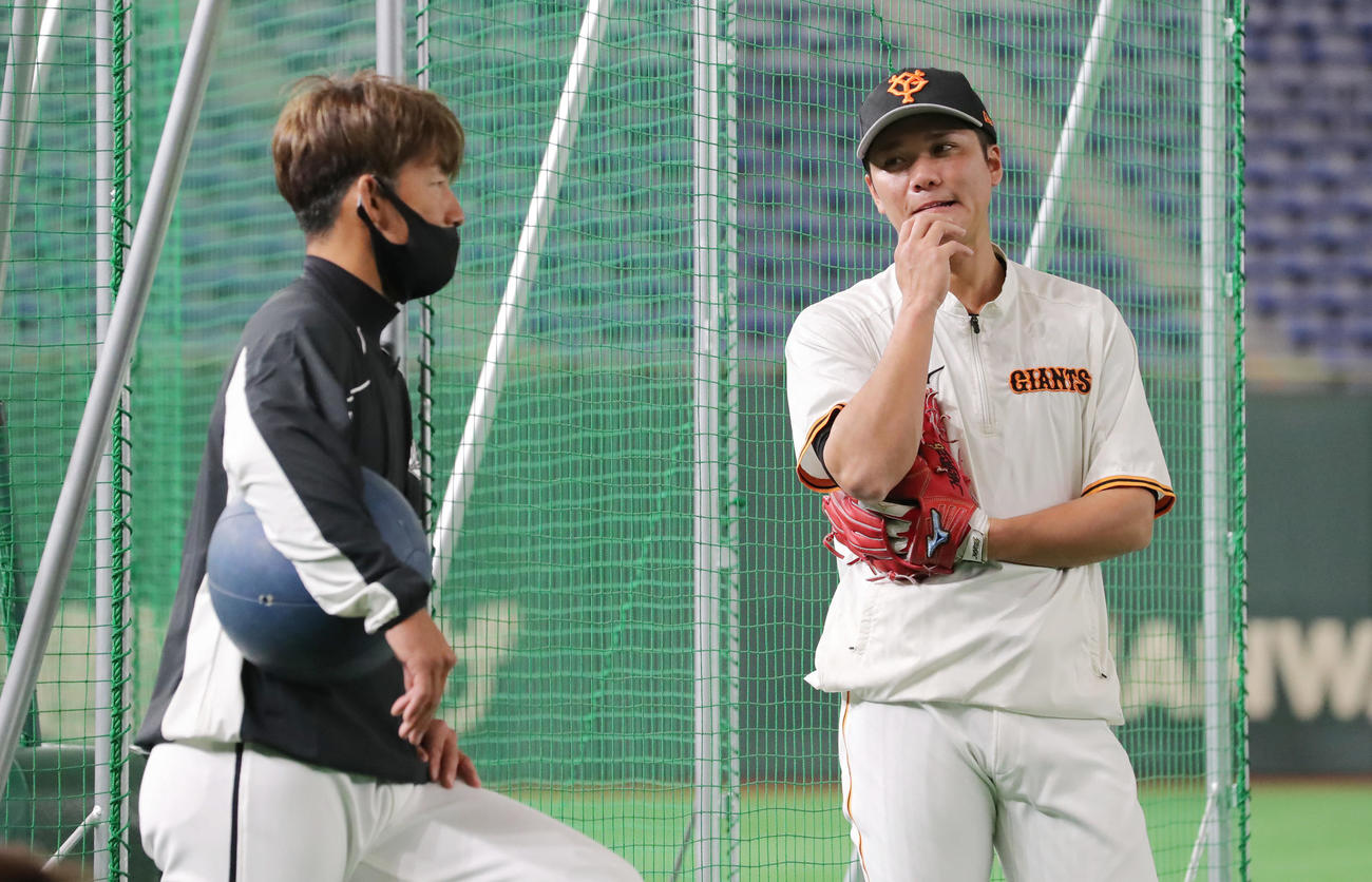 巨人対ロッテ　試合前、談笑するロッテ鳥谷（左）と巨人坂本（撮影・垰建太）