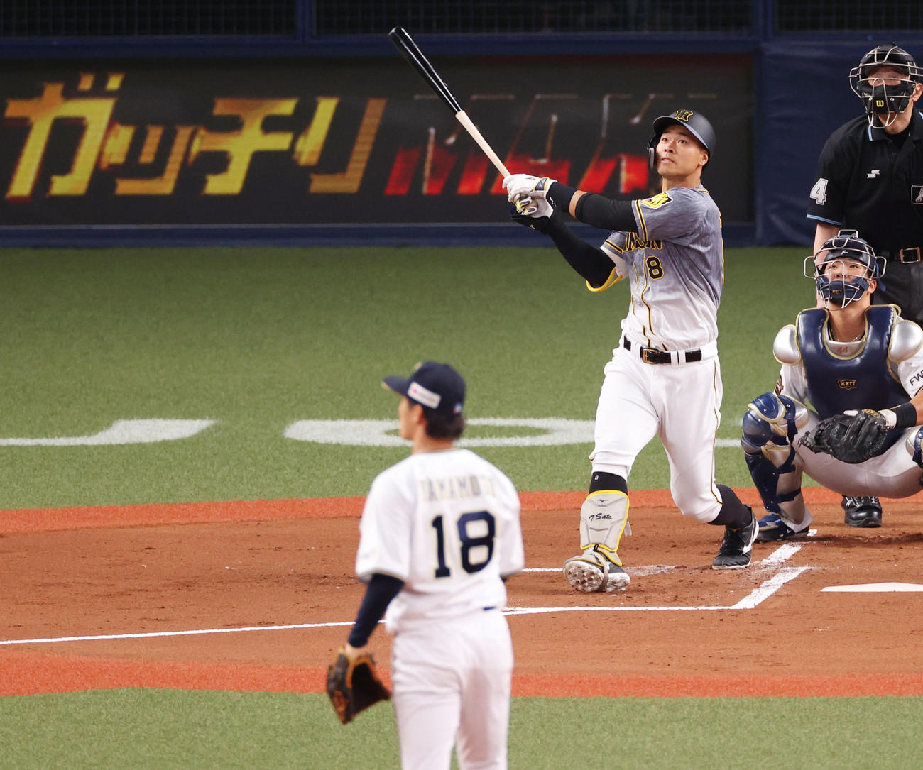 オリックス対阪神　1回表阪神2死一、二塁、オリックス山本由伸との対戦に佐藤輝明は右飛に倒れる（撮影・清水貴仁）