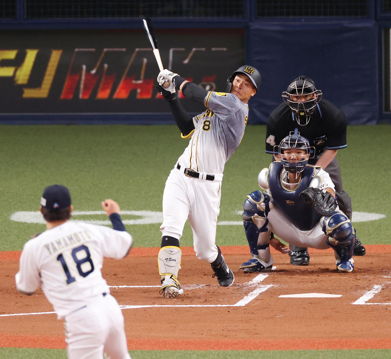 オリックス対阪神　1回表阪神2死一、二塁、オリックス山本由伸との対戦に佐藤輝明は右飛に倒れる（撮影・清水貴仁）
