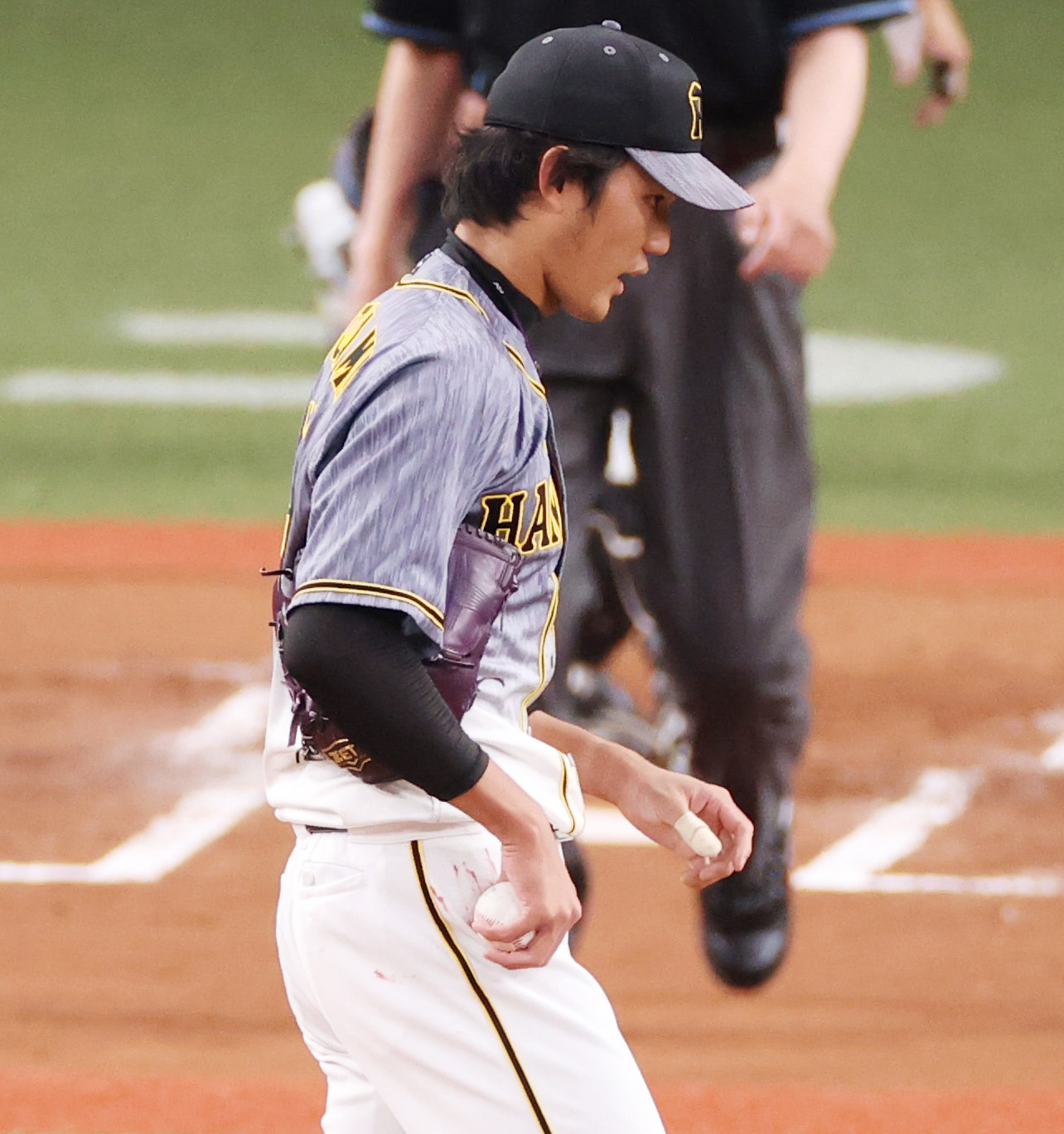 1回裏オリックス無死、先頭打者佐野皓大を四球に出した時点で出血する藤浪晋太郎（撮影・清水貴仁）