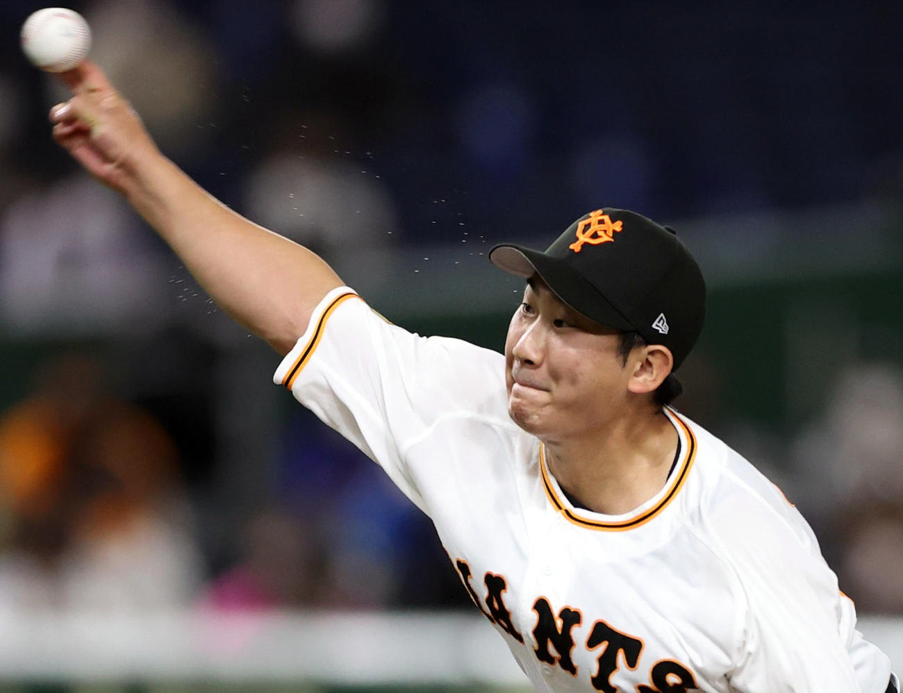 オープン戦　巨人対ロッテ　力投する巨人先発の菅野智之（撮影・狩俣裕三）