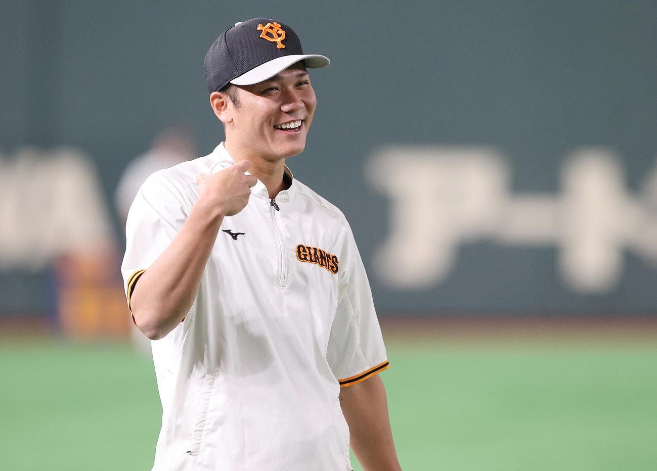 巨人対ロッテ　試合前、笑顔を見せる巨人坂本（撮影・垰建太）