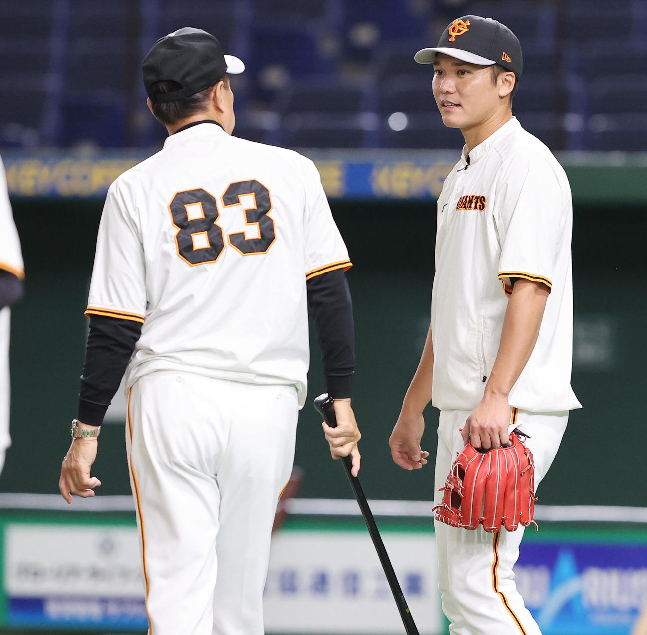 巨人対ロッテ　試合前、言葉を交わす巨人坂本（右）と原監督（撮影・垰建太）