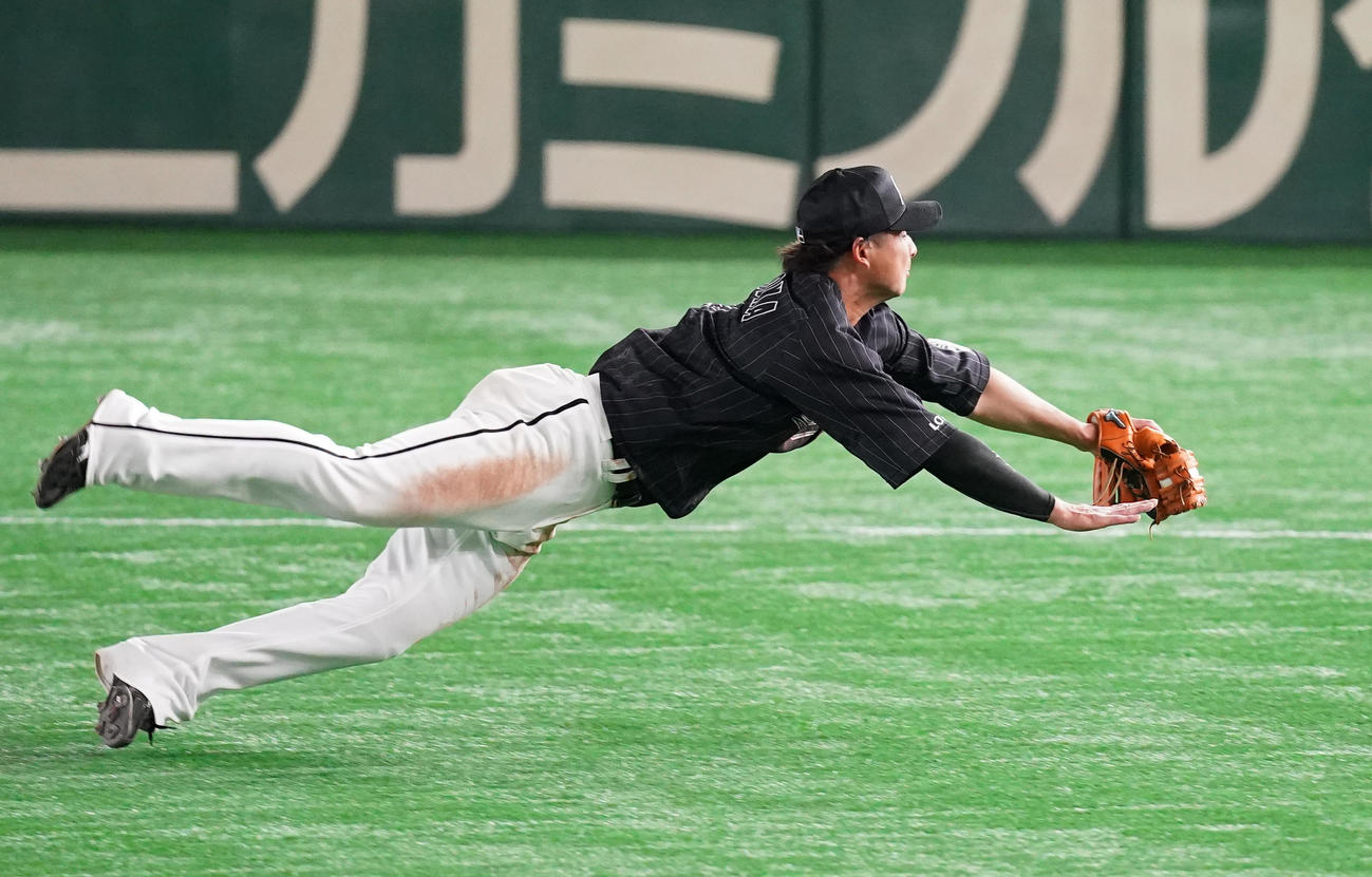 巨人対ロッテ　5回裏巨人無死一塁、吉川の遊飛を好捕する藤岡（撮影・菅敏）