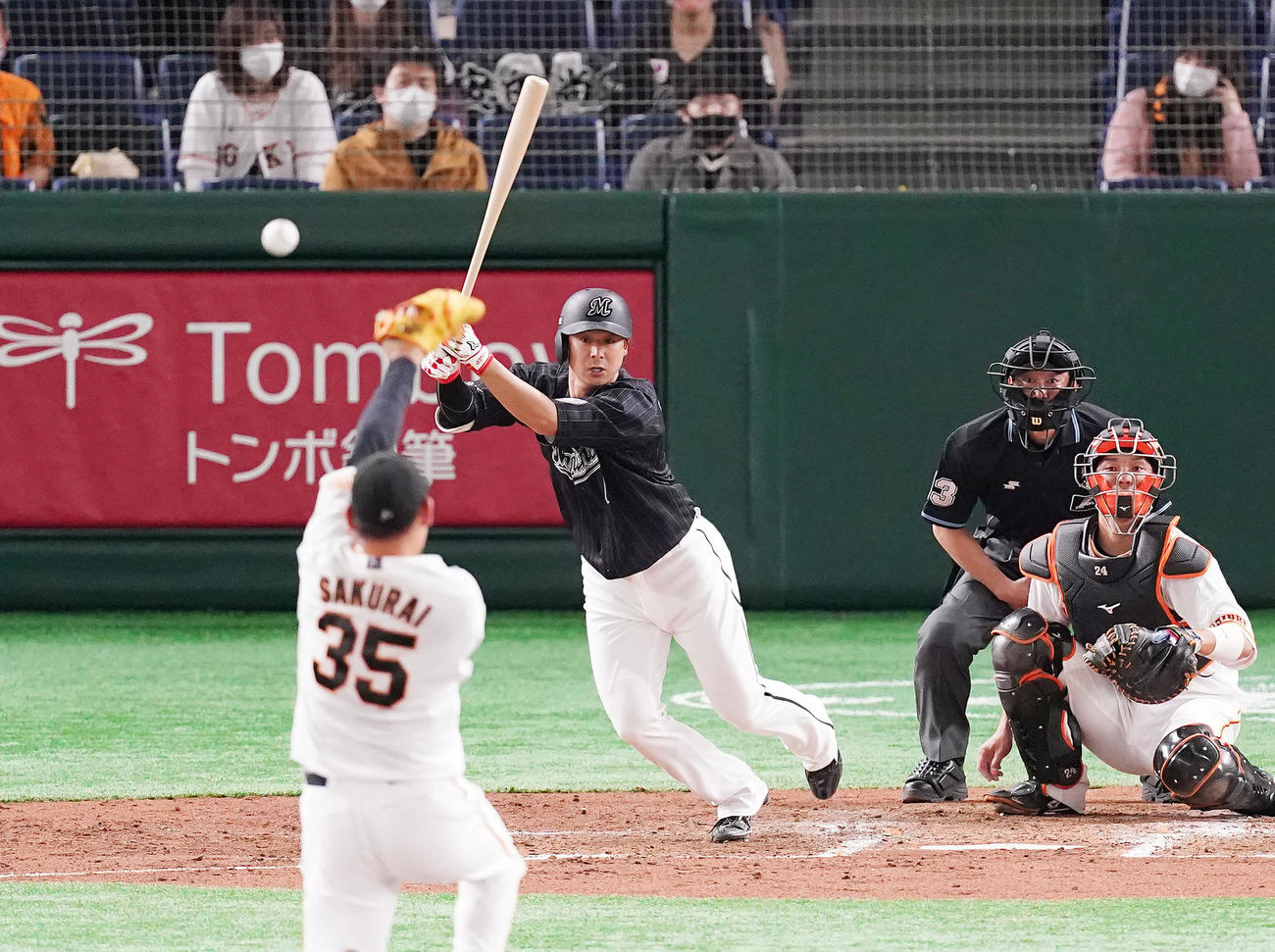 巨人対ロッテ　5回表ロッテ1死二塁、中前に適時打を放つ藤岡。投手は桜井（撮影・菅敏）