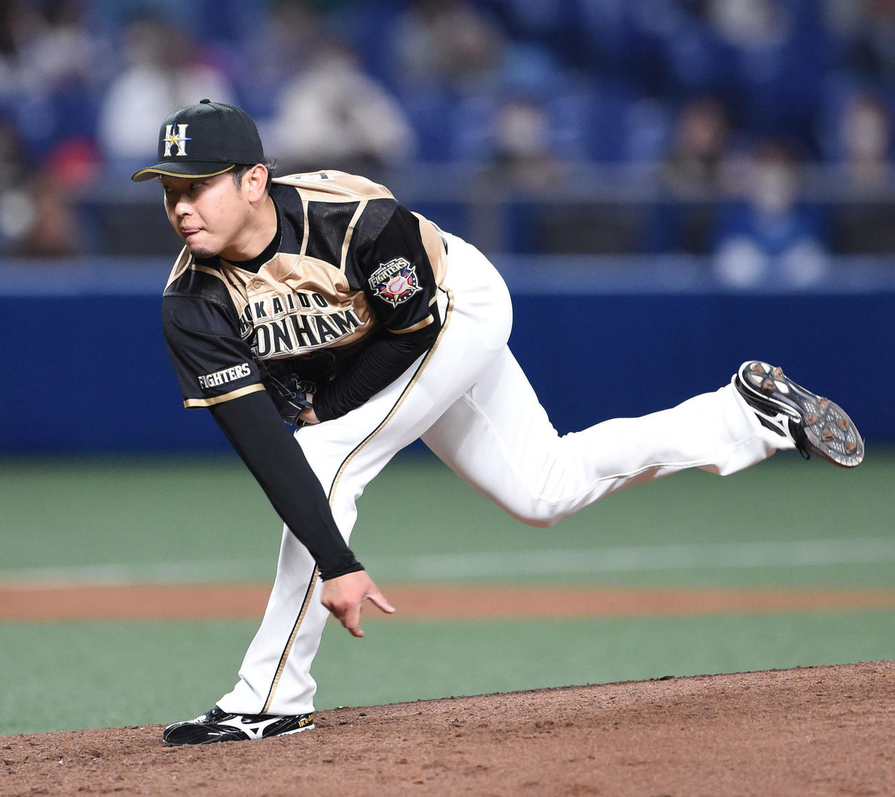 中日対日本ハム　4回裏、力投する日本ハム先発の池田（撮影・森本幸一）