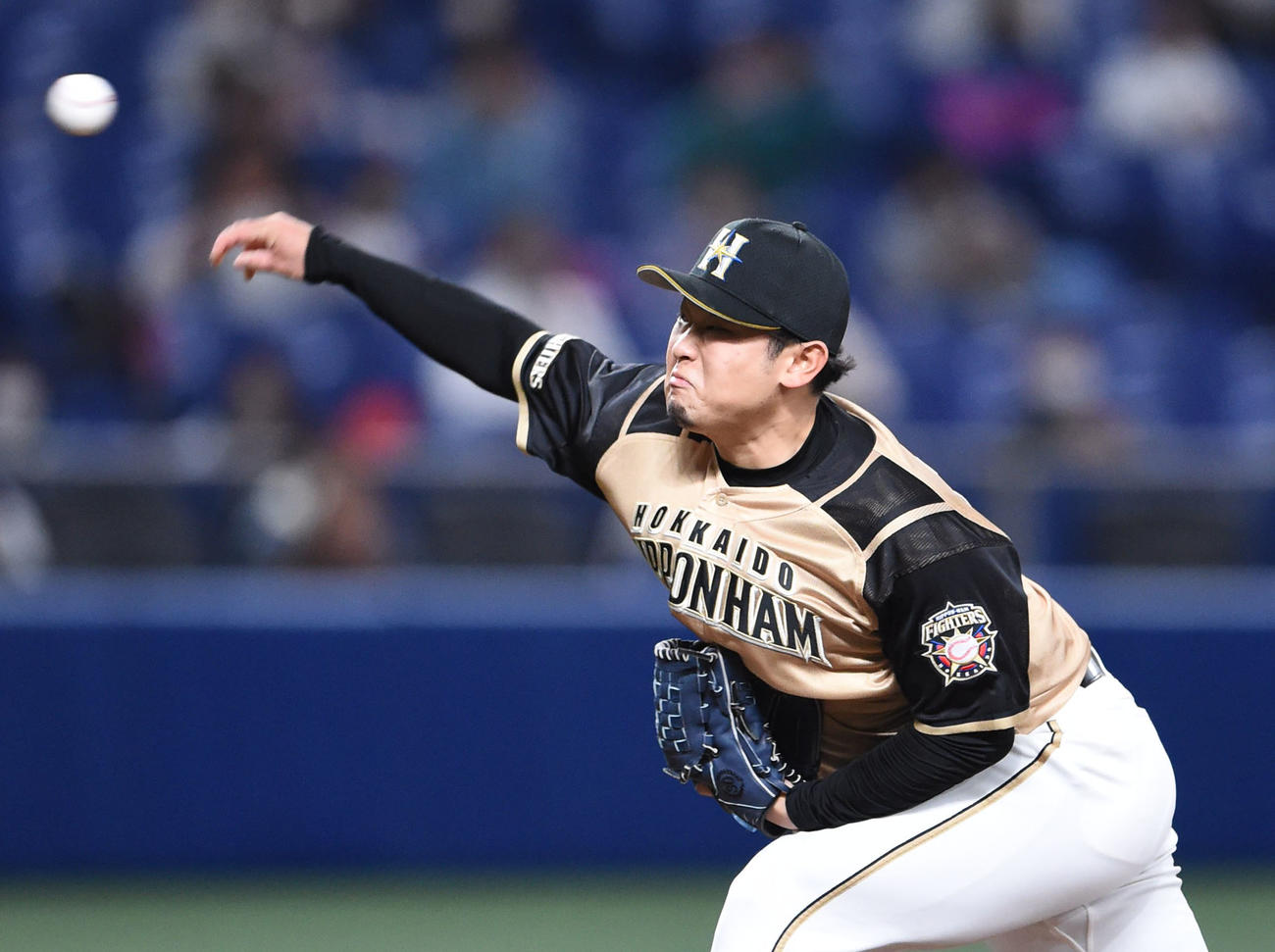 中日対日本ハム　4回裏、力投する日本ハム先発の池田（撮影・森本幸一）