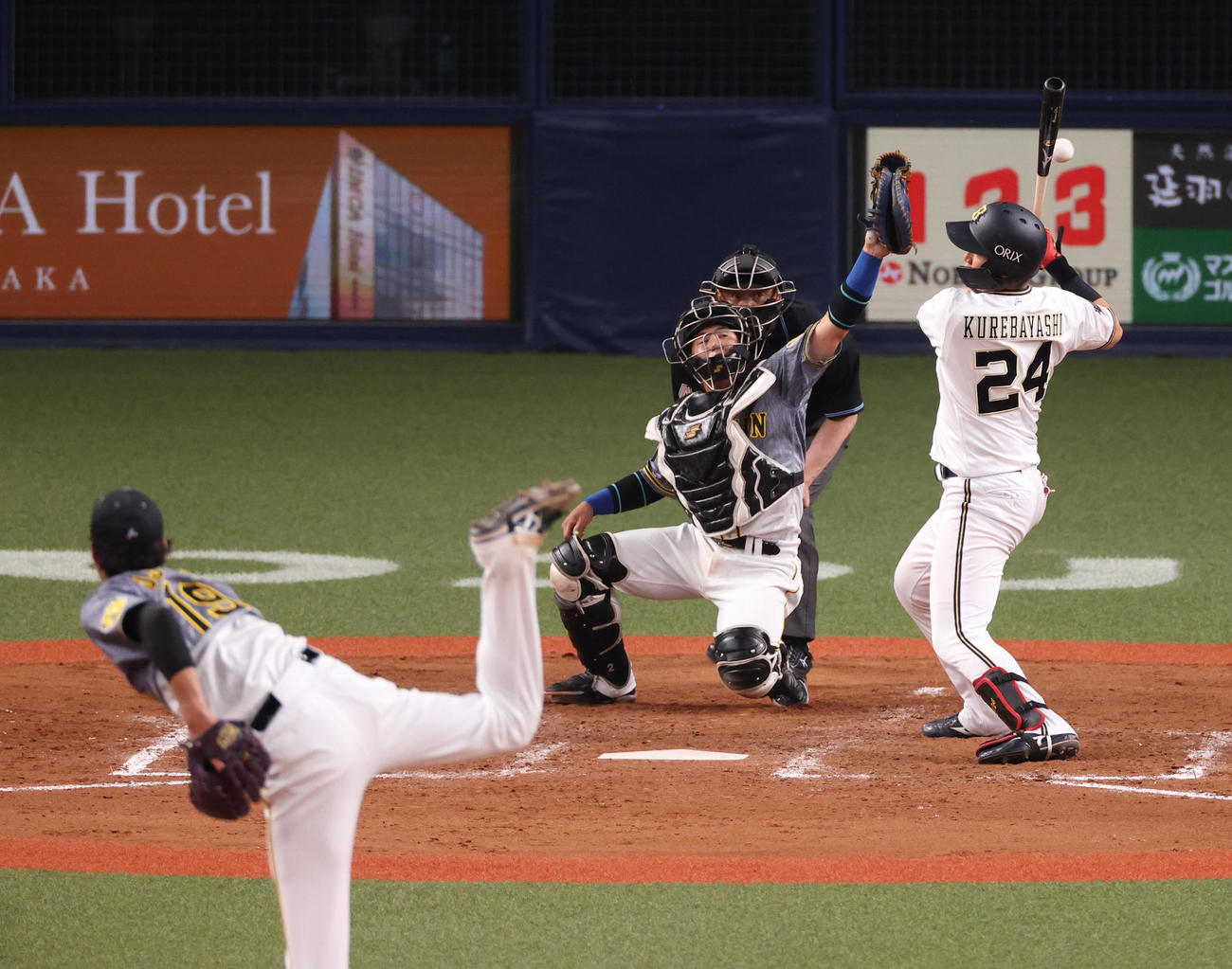 4回裏オリックス無死一塁、紅林弘太郎に対し暴投する藤浪晋太郎（撮影・清水貴仁）