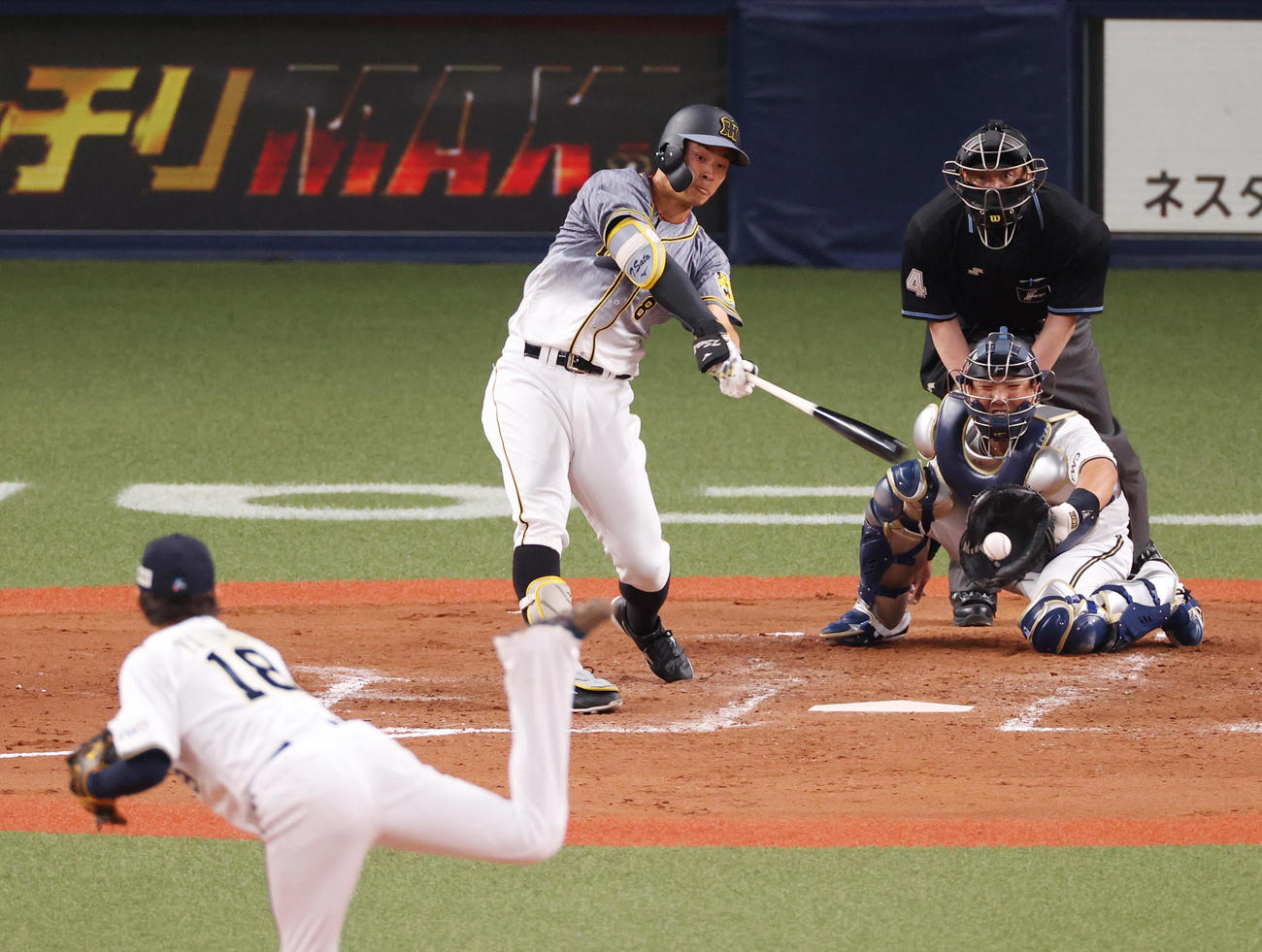 オリックス対阪神　3回表阪神1死二、三塁、オリックス山本由伸の前に空振り三振に倒れる佐藤輝明（撮影・清水貴仁）