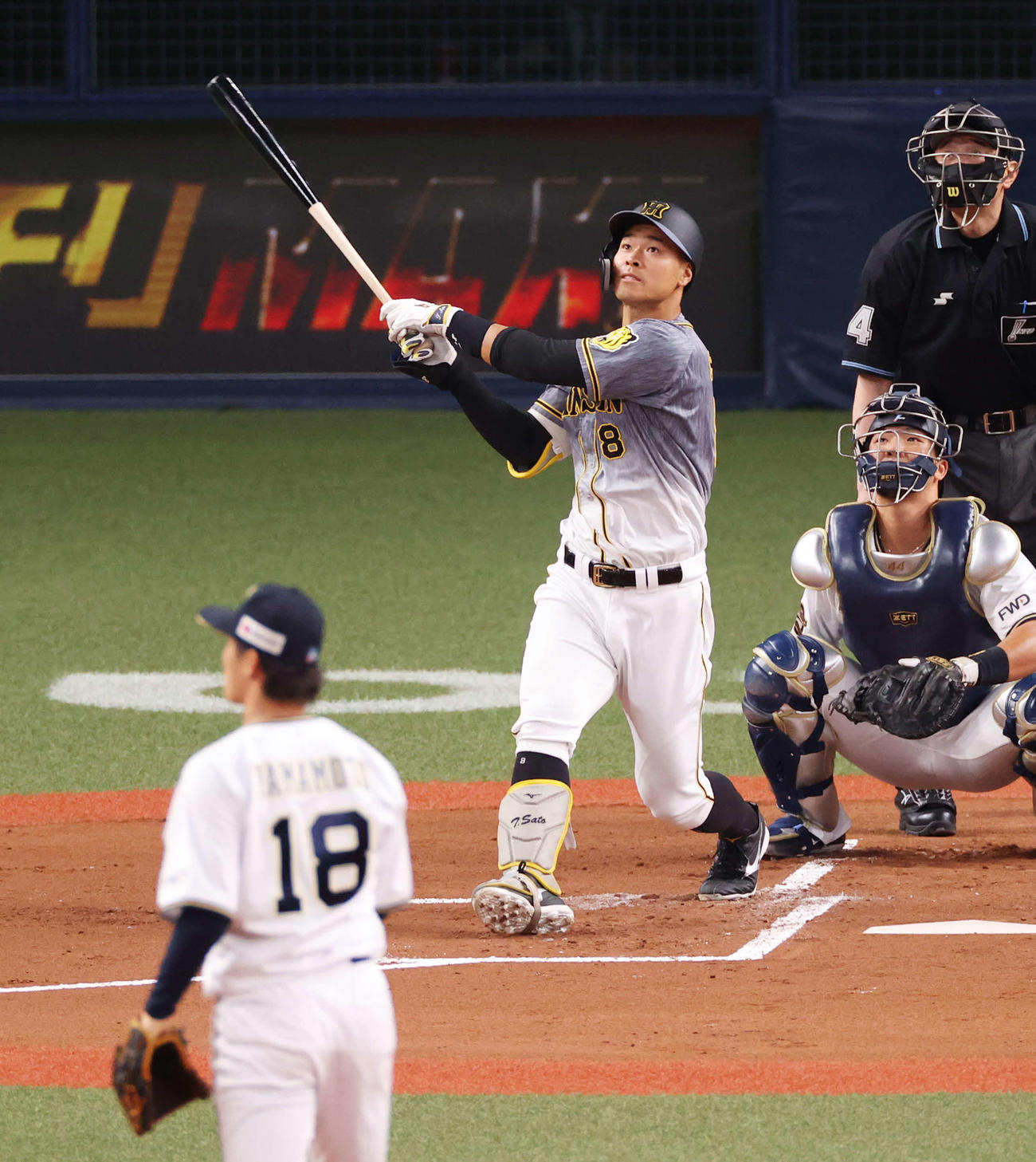 オリックス対阪神　1回表阪神2死一、二塁、オリックス山本由伸との対戦に佐藤輝明は右飛に倒れる（撮影・清水貴仁