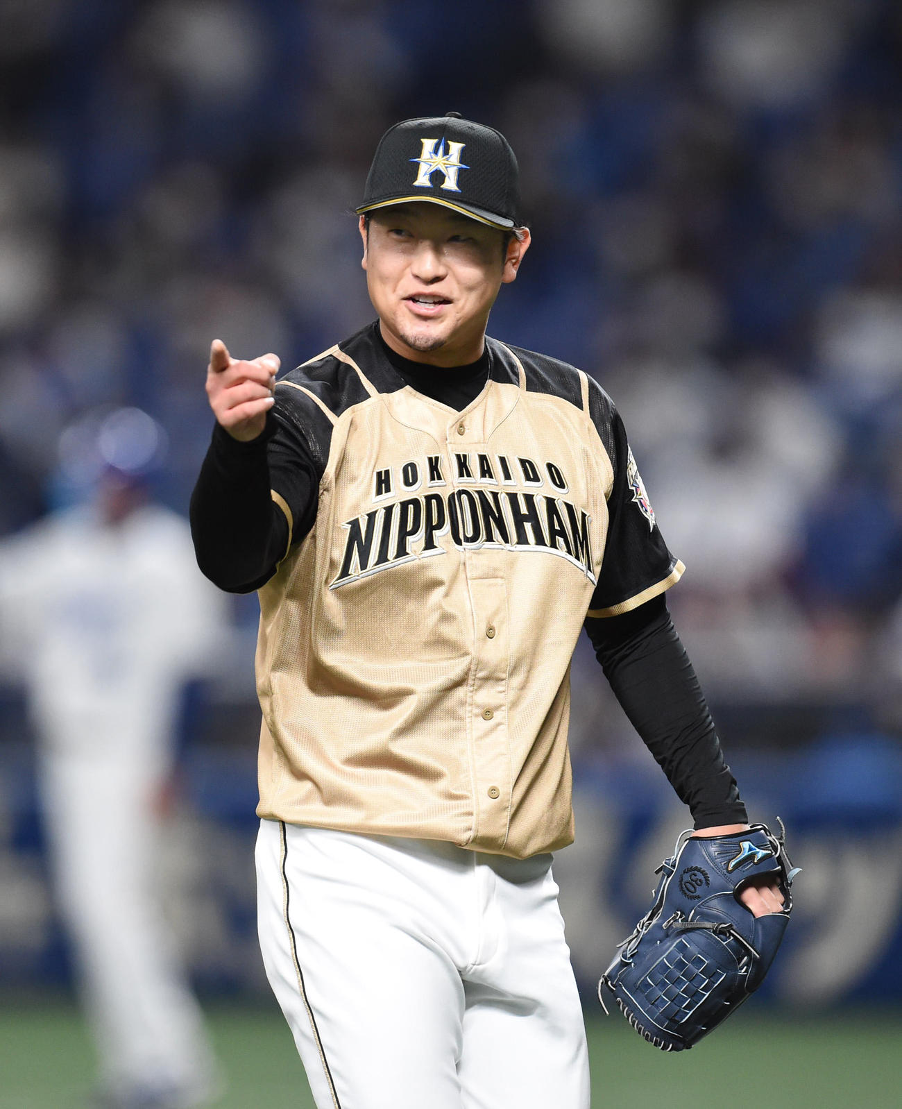 中日対日本ハム　1回裏中日攻撃終了、野手に声をかけベンチへ戻る日本ハム先発の池田（撮影・森本幸一）