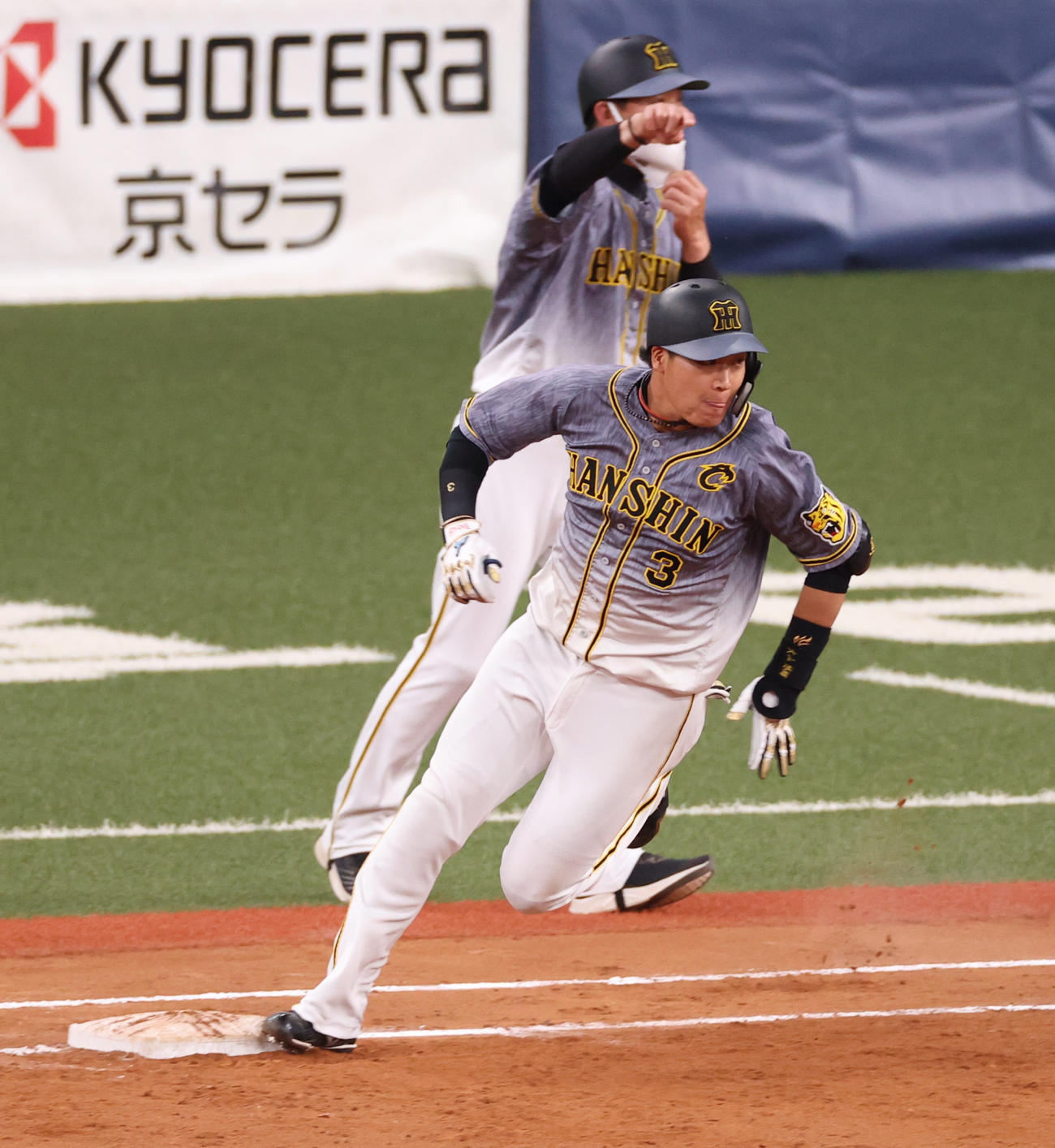 7回表阪神2死一、二塁、左翼線へ勝ち越し適時二塁打を放つ大山悠輔（撮影・清水貴仁）