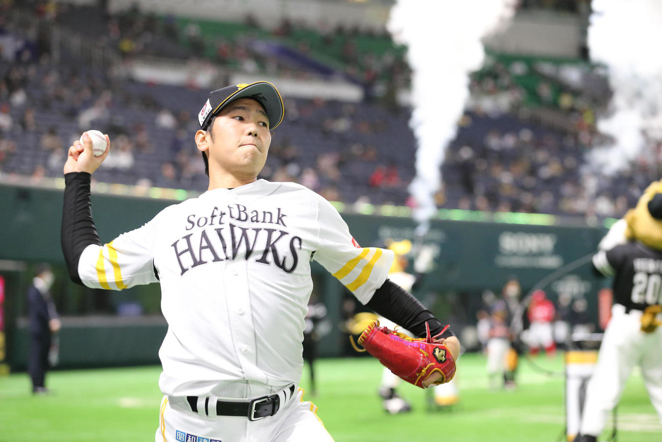 ソフトバンク対広島　試合前、ベンチ前でキャッチボールをする石川柊太（撮影・梅根麻紀）
