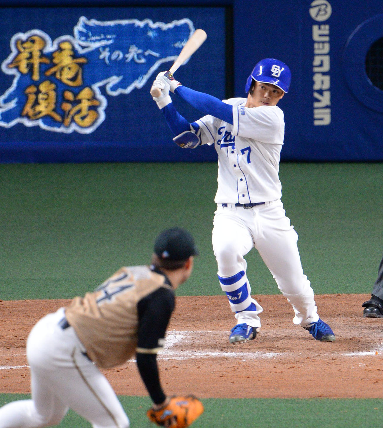 中日対日本ハム　8回裏中日無死一塁、根尾は右前打を放つ（撮影・森本幸一）