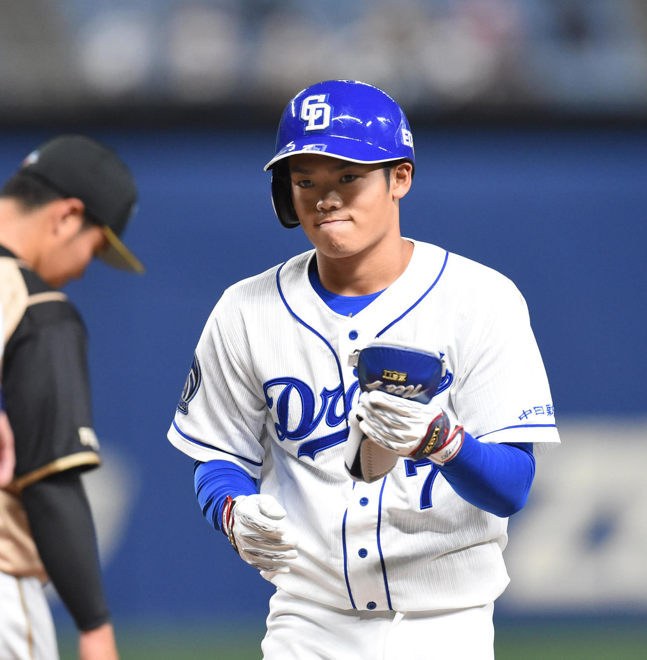 8回裏中日無死一塁、右前安打を放った根尾昂（撮影・森本幸一）