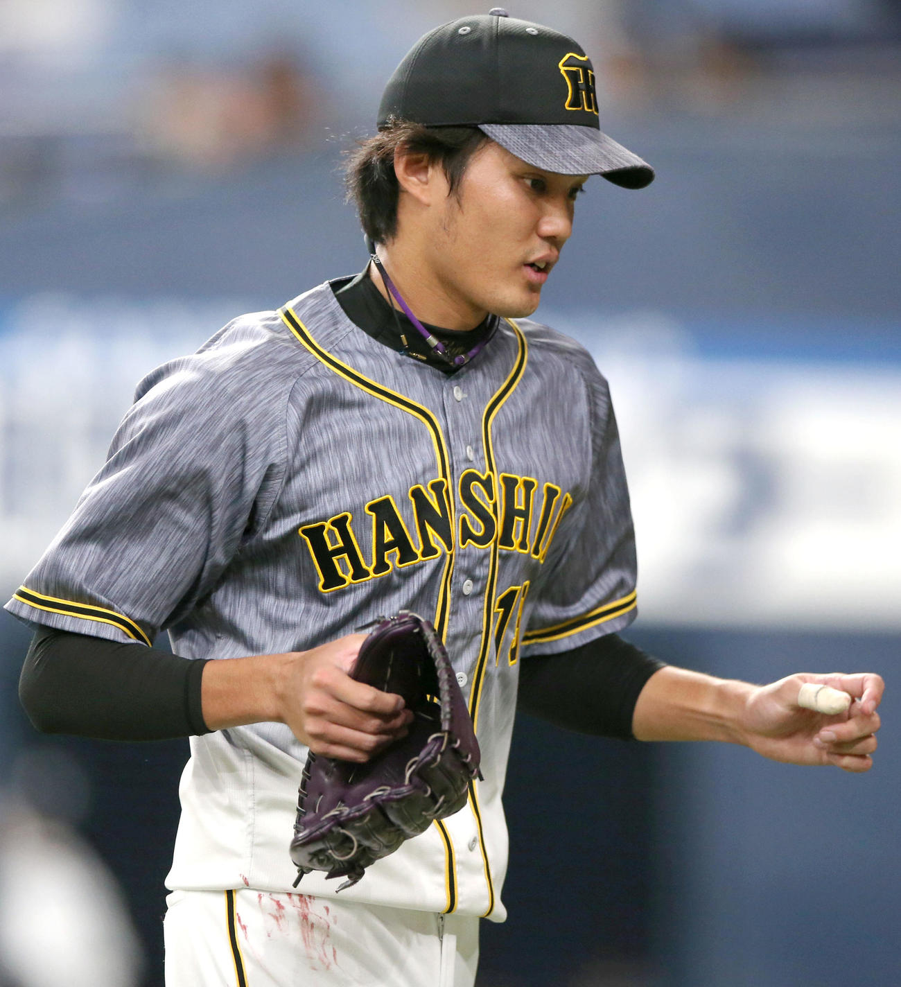 オリックス対阪神　藤浪晋太郎は初回を終え、ベンチへ引き揚げる（撮影・上山淳一）