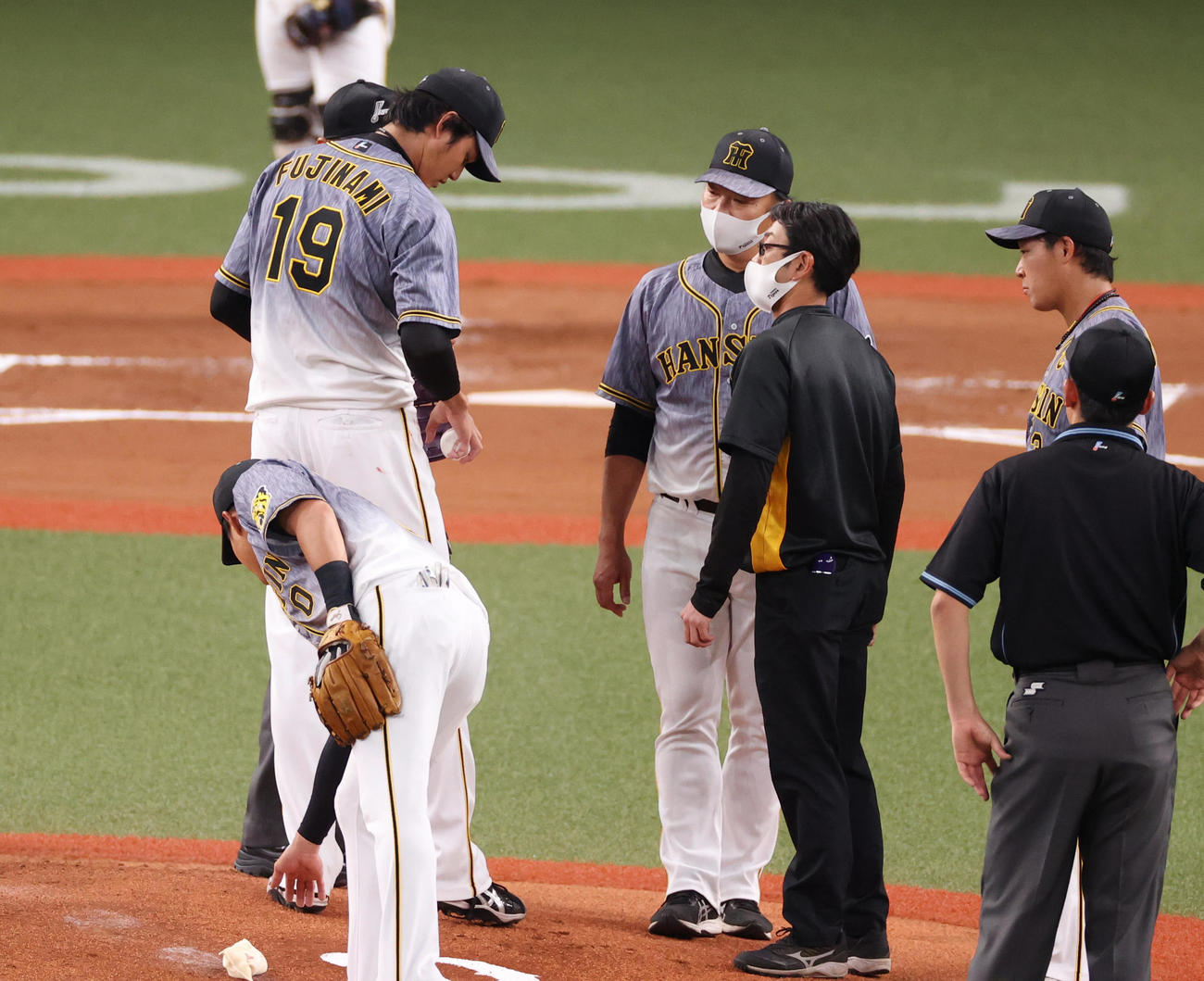 オリックス対阪神　1回裏オリックス無死、先頭打者佐野皓大を四球に出した時点で出血し様子をみる藤浪晋太郎（撮影・清水貴仁）