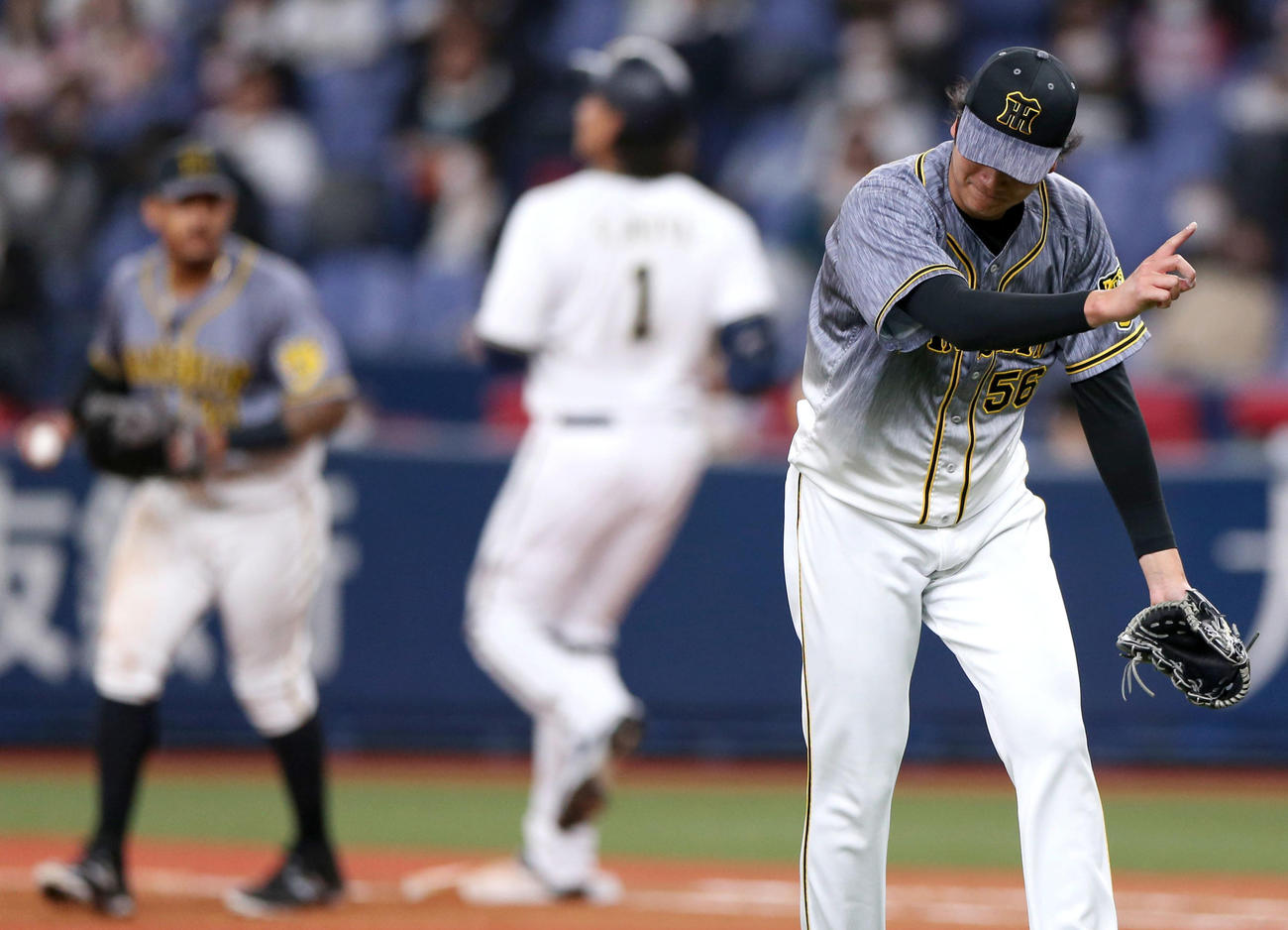 オリックス対阪神　5回裏オリックス1死一、三塁、小林（手前）はモヤを二ゴロ併殺に仕留める（撮影・上山淳一）