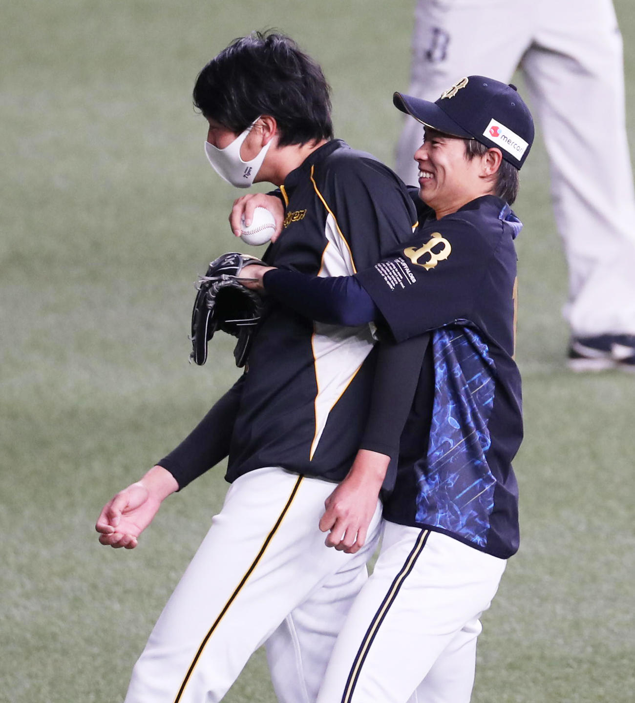 オリックス対阪神　古巣オリックスの山岡泰輔（右）からあいさつを受ける阪神小林慶祐（撮影・清水貴仁）