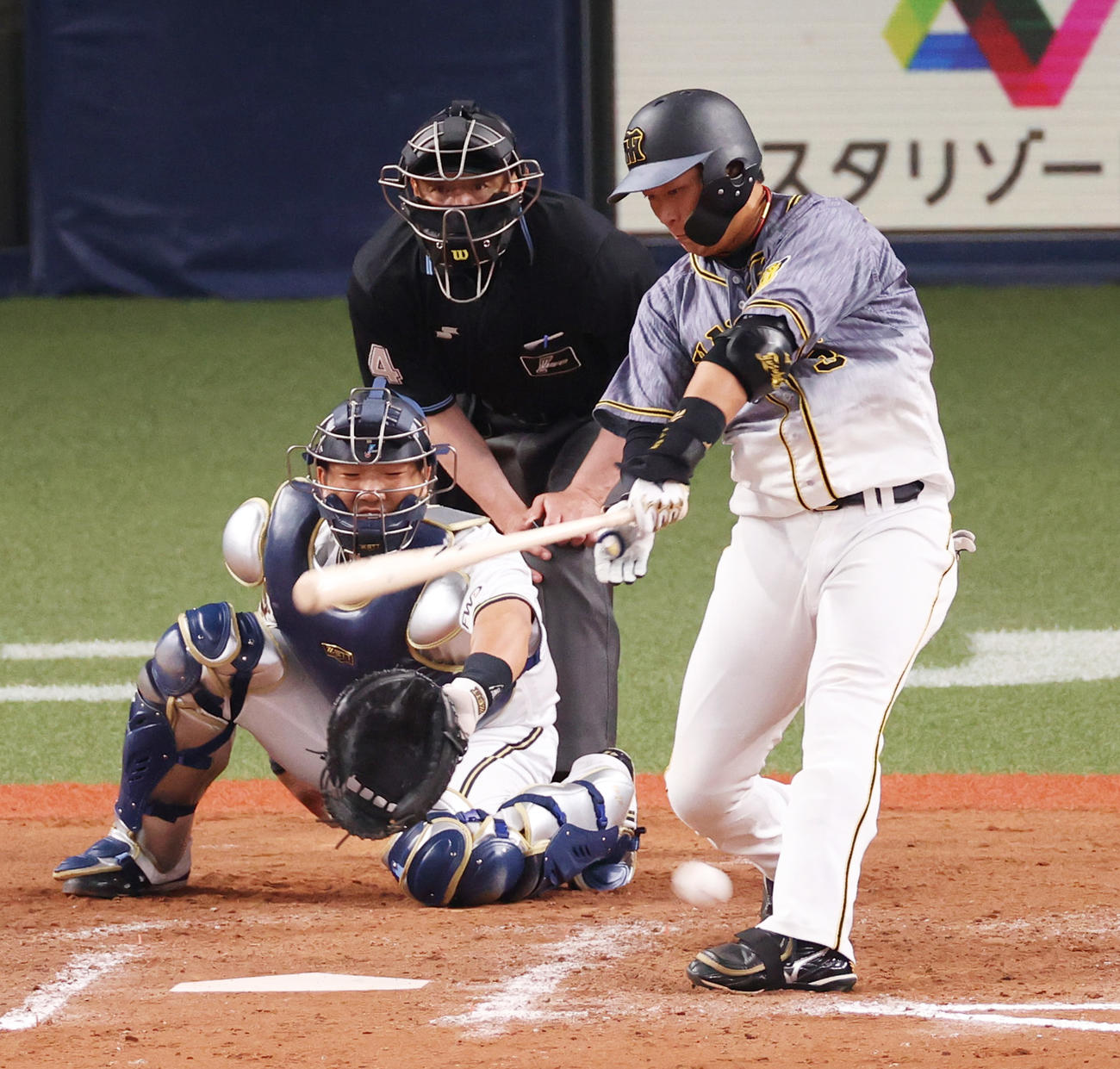 7回表阪神2死一、二塁、左翼線へ勝ち越し適時二塁打を放つ大山悠輔（撮影・清水貴仁）