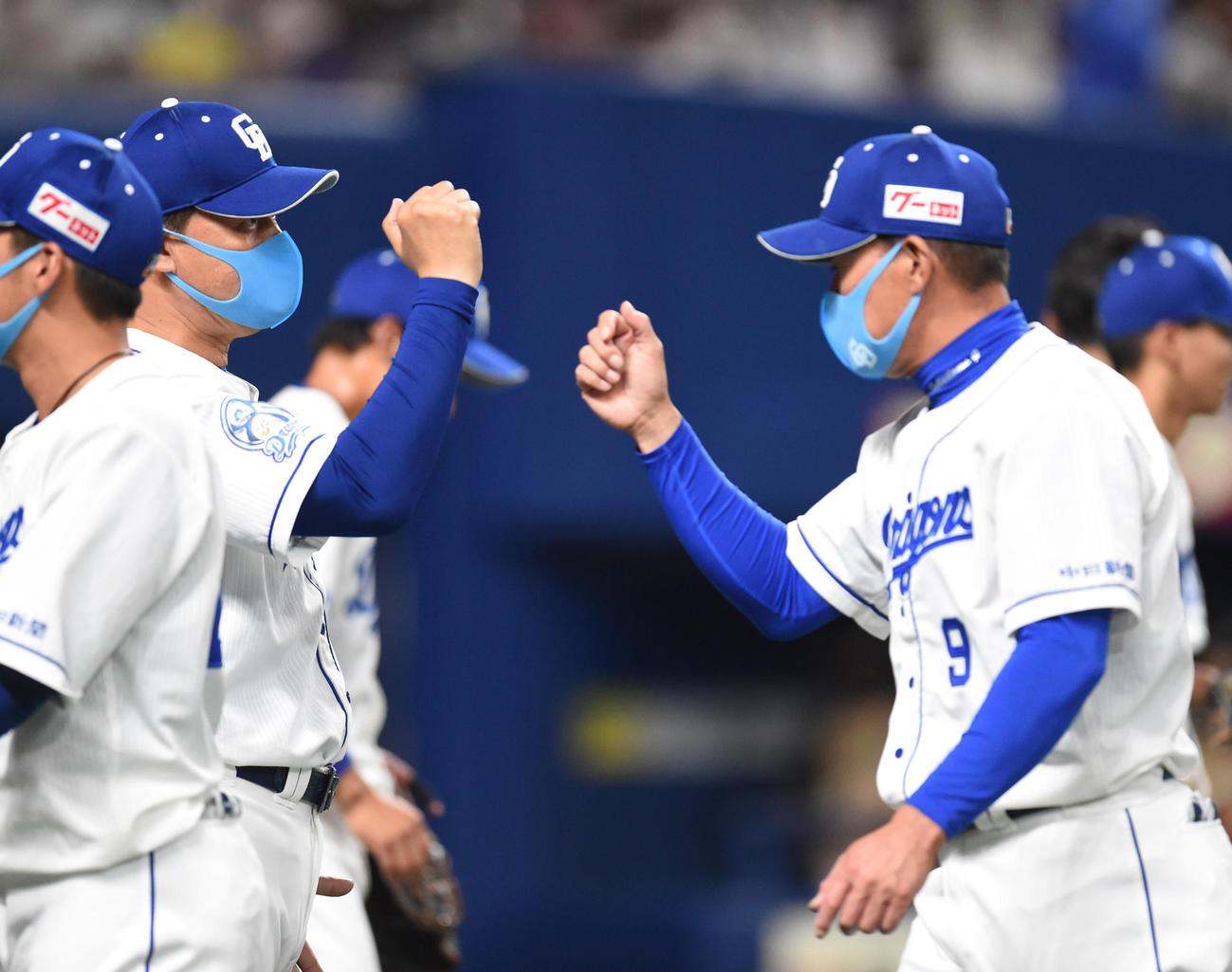 オープン戦・中日対日本ハム　試合終了、福留孝介を迎える与田剛監督（撮影・森本幸一）