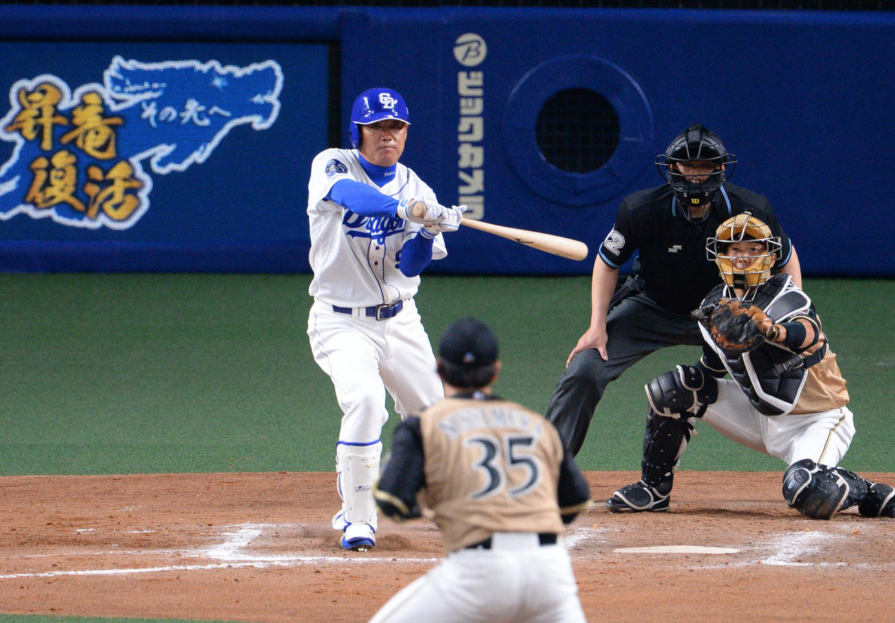 オープン戦・中日対日本ハム　7回裏中日1死、三振に倒れる福留孝介（撮影・森本幸一）