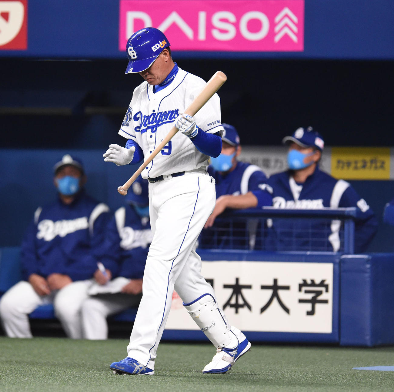 オープン戦・中日対日本ハム　2回裏中日1死、打席に向かう福留孝介（奥右は与田剛監督）
