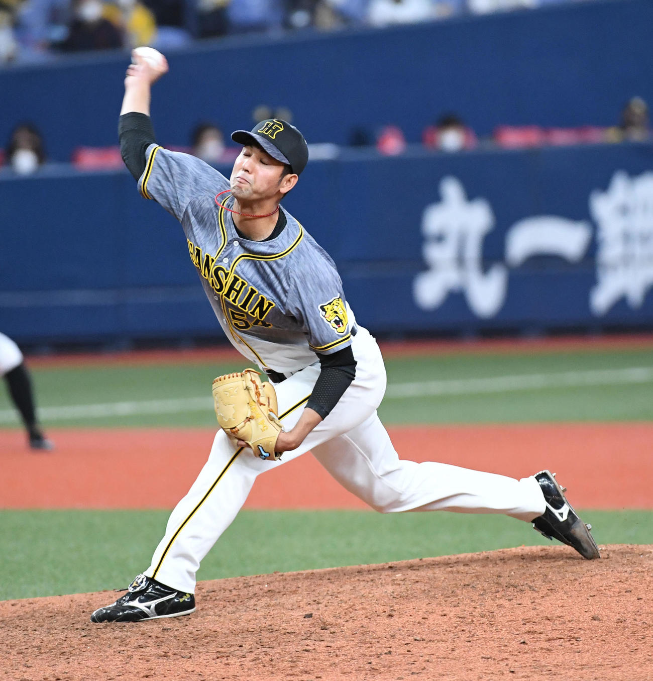 オリックス対阪神　阪神5番手の加治屋（撮影・前岡正明）