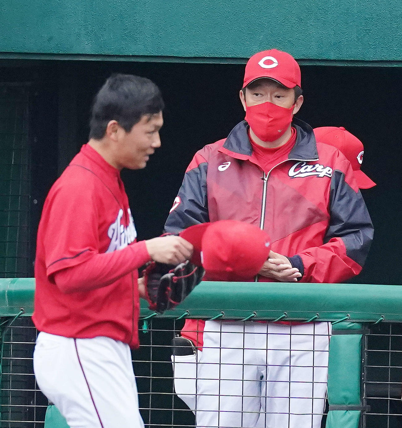 ベンチに引き揚げる広島栗林（左）に拍手する佐々岡監督（2021年2月17日撮影）