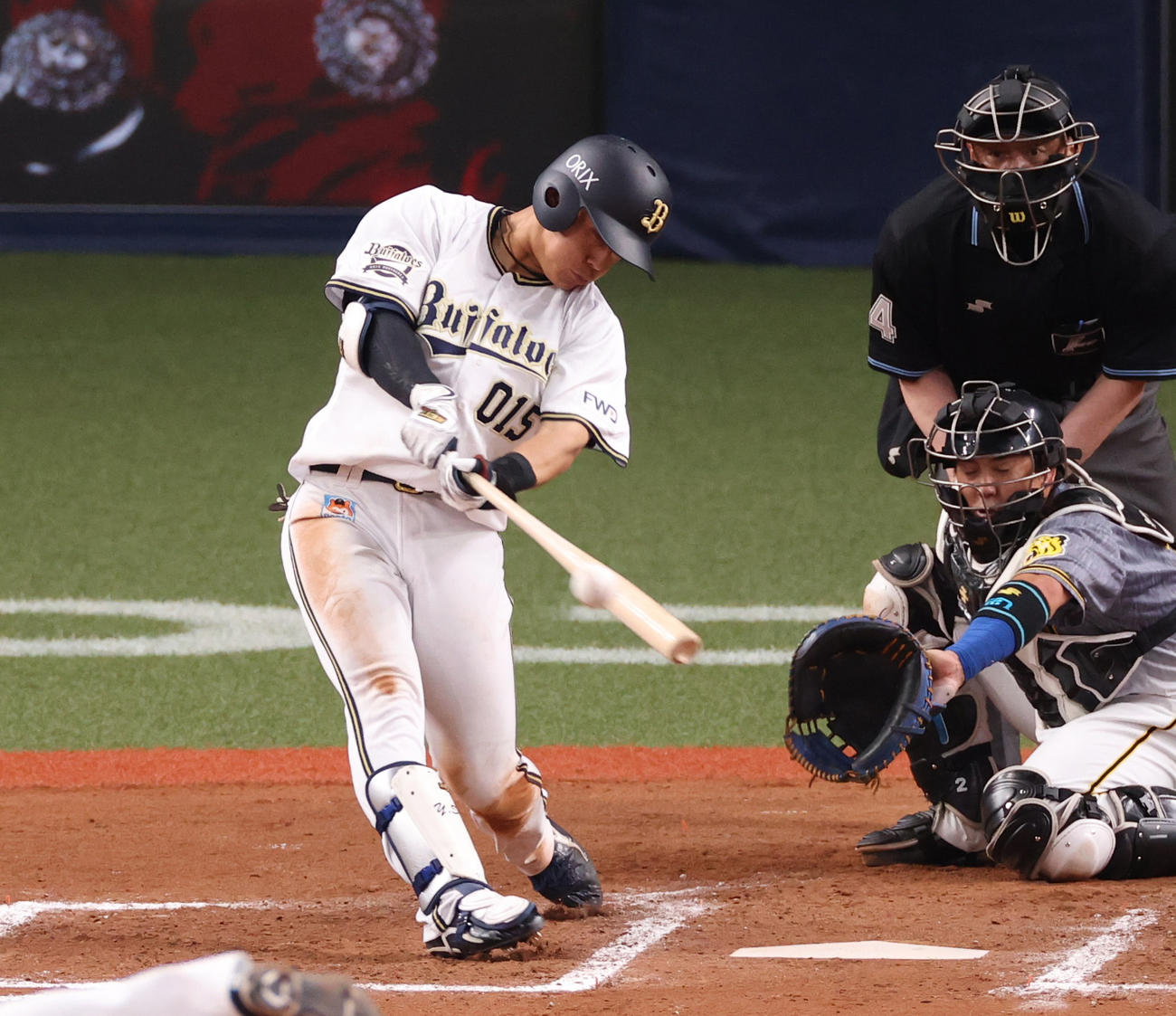 オリックス対阪神　6回裏オリックス2死一塁、右前打を放つ佐野如一（撮影・清水貴仁）