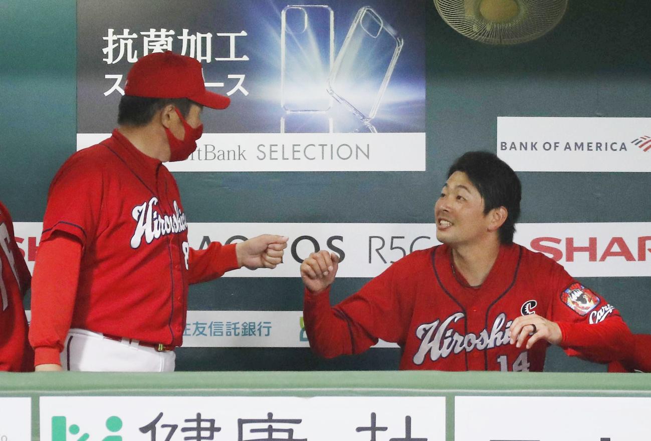6回無失点と好投し佐々岡監督（左）とタッチを交わす広島・大瀬良（共同）