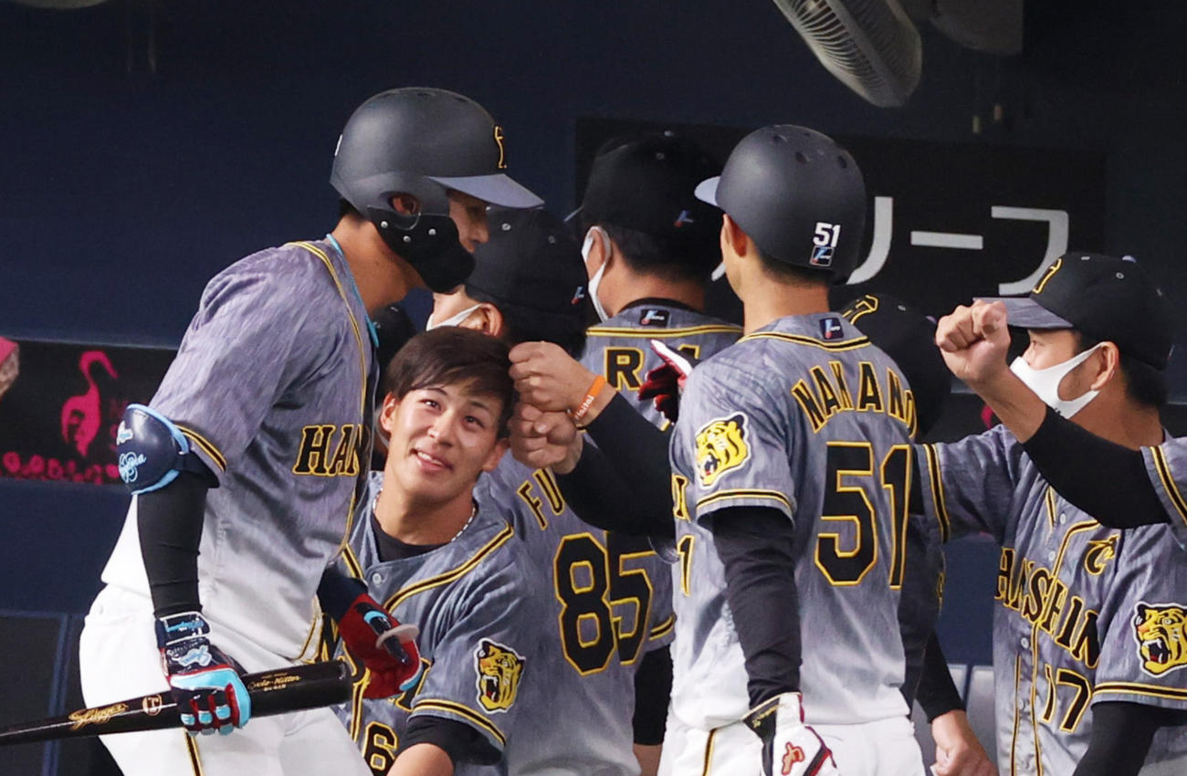 オリックス対阪神　9回表阪神1死満塁、左犠飛で追加点をあげ祝福を受ける板山（左）（撮影・清水貴仁）