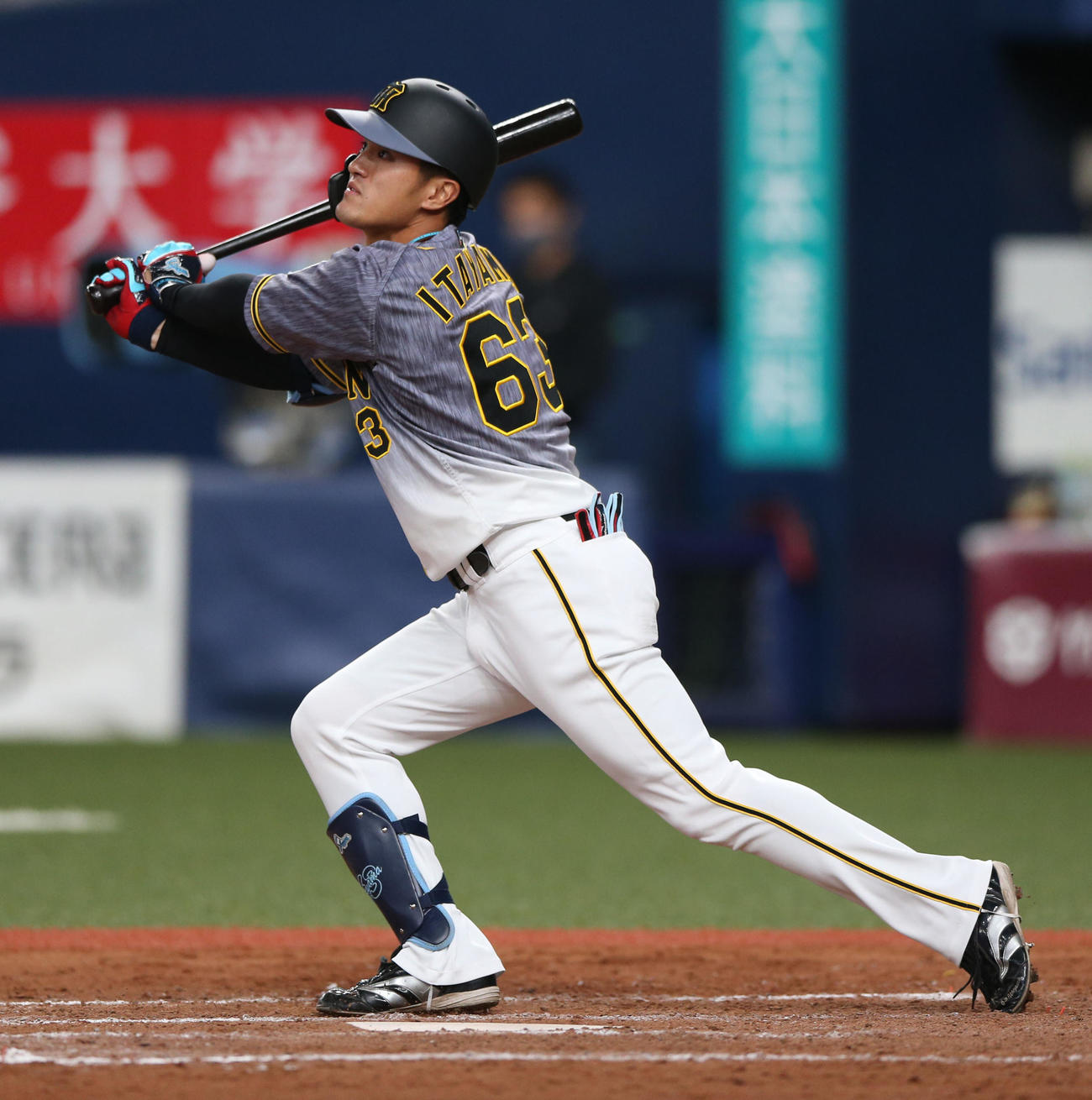 オリックス対阪神　9回表阪神1死満塁、板山は左飛を放ち犠飛とする（撮影・上山淳一）