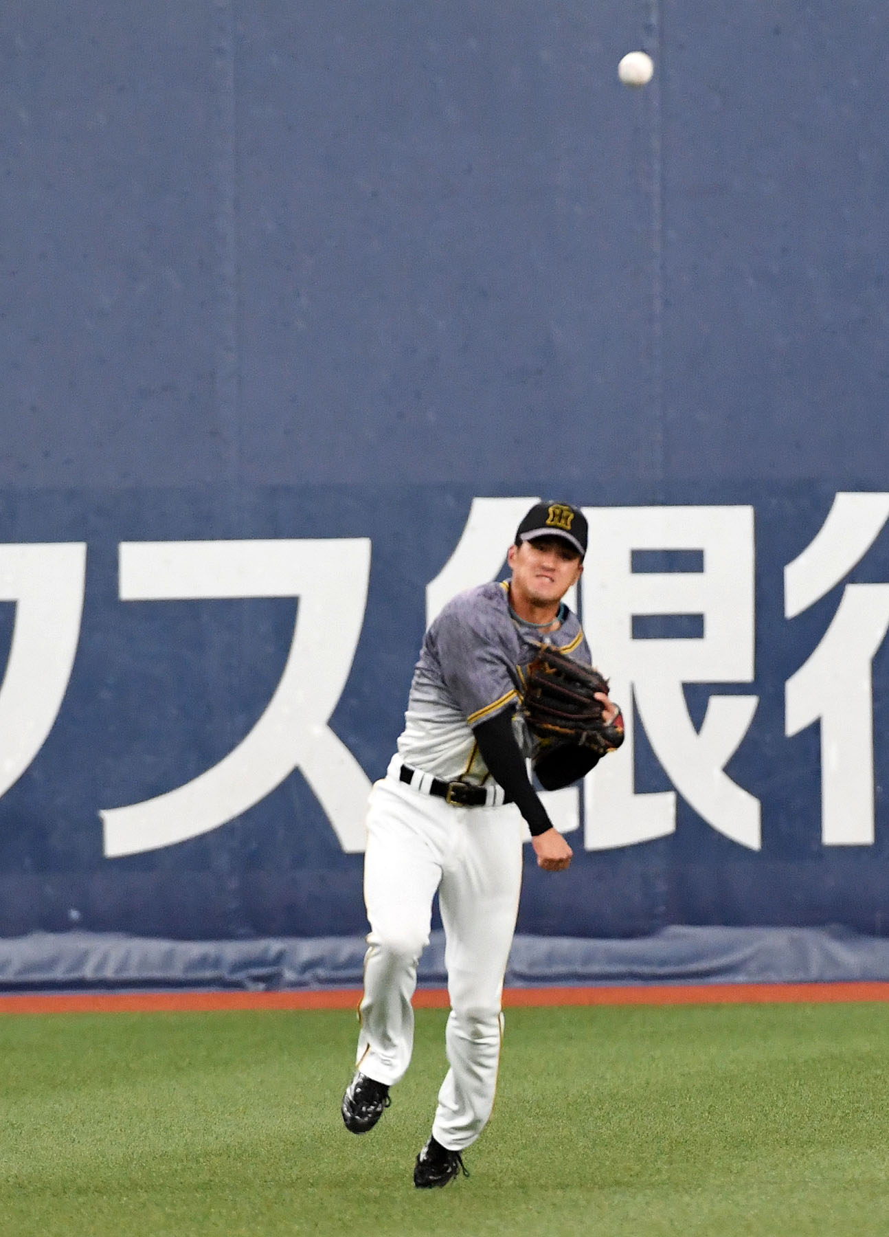オリックス対阪神　9回裏オリックス1死一塁、板山は吉田正の左飛を捕球し、飛び出した一走山足を刺して併殺とする（撮影・前岡正明）
