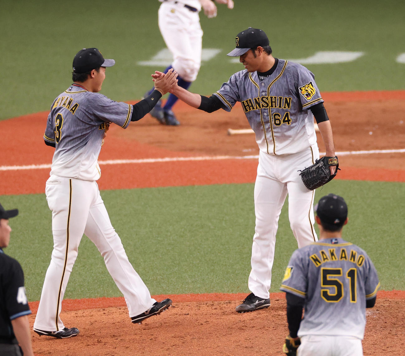 オリックス対阪神　9回裏オリックス1死一塁、吉田正の左飛で飛び出していた山足がアウトで試合終了となり、笑顔をみせる桑原（右）、左は大山（撮影・清水貴仁）