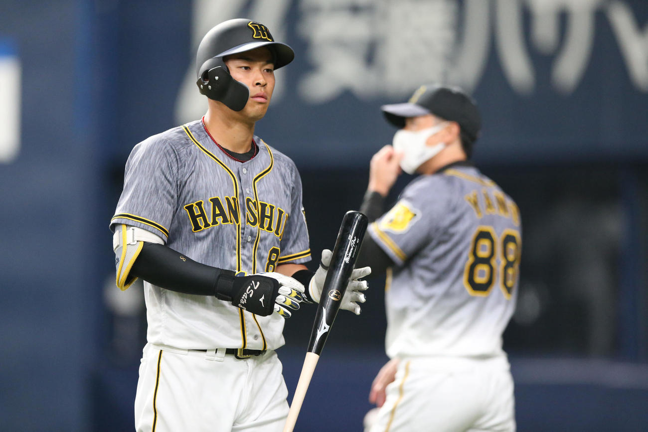 オリックス対阪神　7回表阪神2死二、三塁、佐藤輝は3打席連続の空振り三振に倒れる。右は矢野監督（撮影・上山淳一）