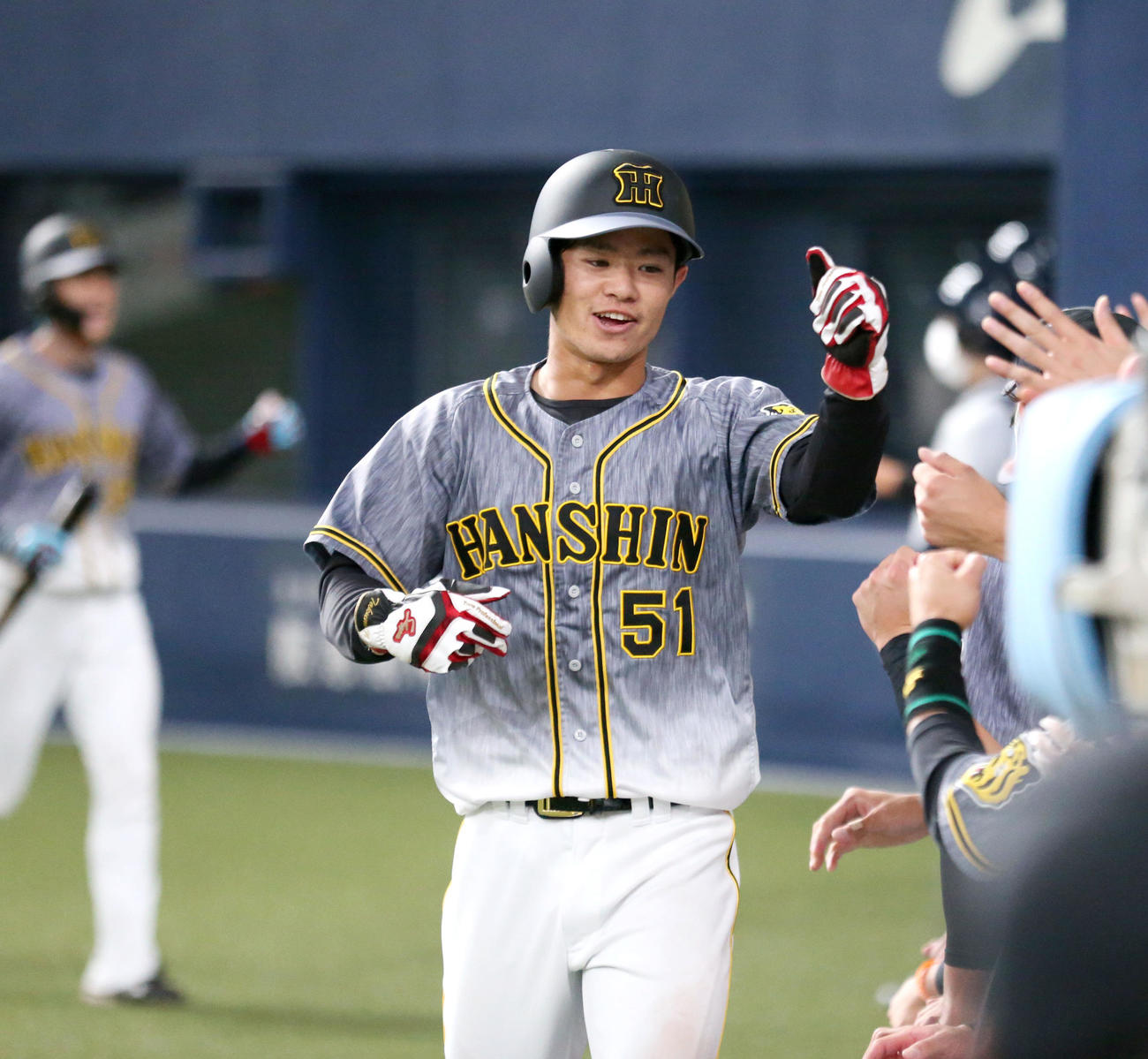 オリックス対阪神　9回表阪神1死満塁、中野は板山の左犠飛で生還しベンチの出迎えを受ける（撮影・上山淳一）