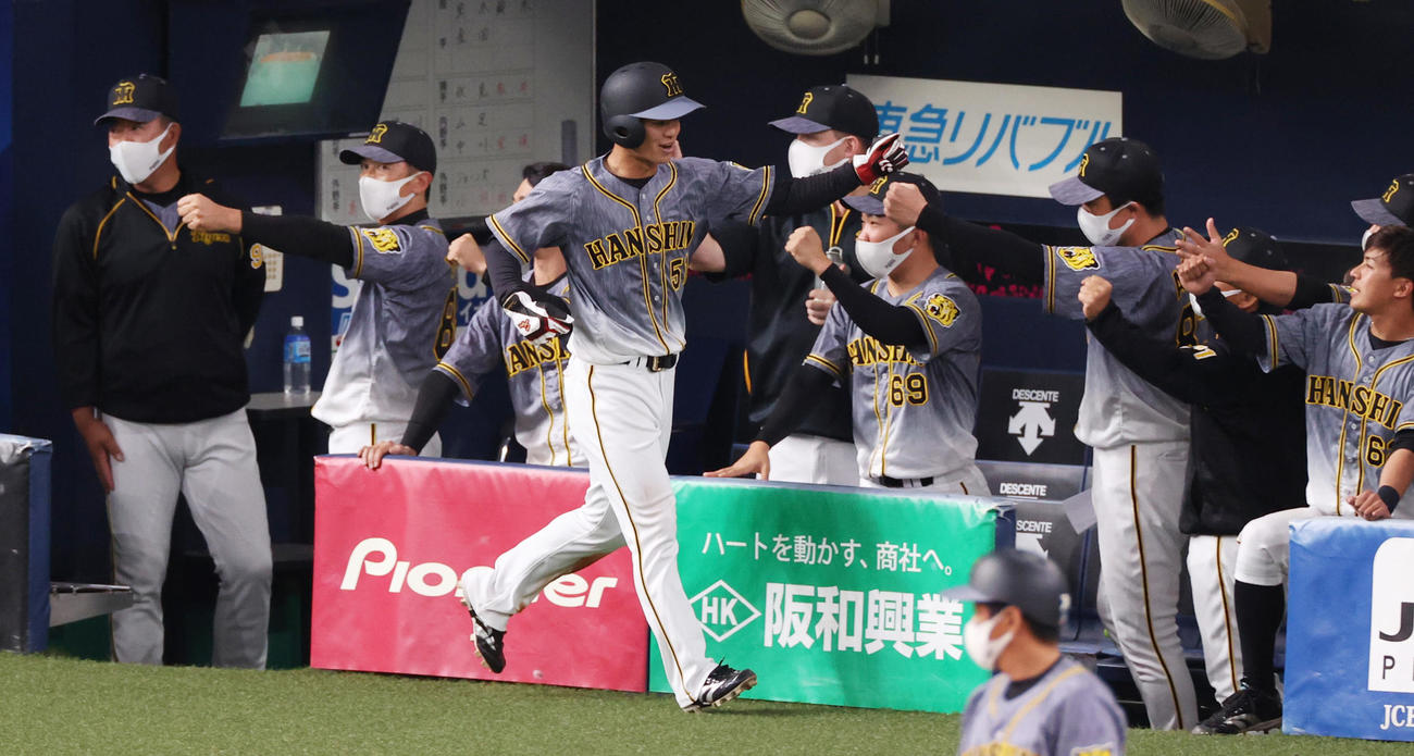 オリックス対阪神　9回表阪神1死満塁、中野は板山の左犠飛で生還しベンチの出迎えを受ける（撮影・上山淳一）