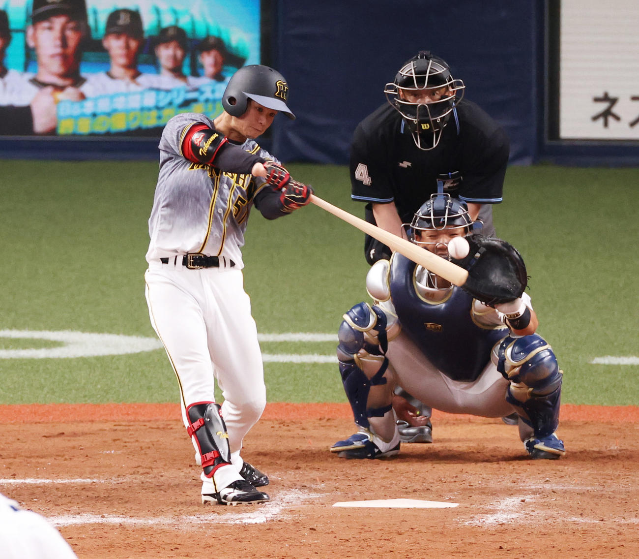 オリックス対阪神　9回表阪神1死、中前打を放つ中野（撮影・清水貴仁）