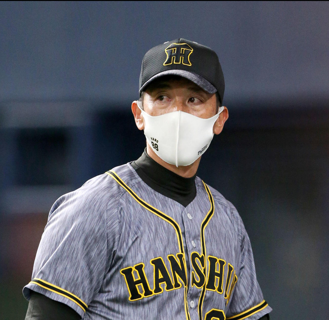 オリックス対阪神　7回攻撃終了後、矢野監督（右）は交代を告げベンチへ引き揚げる（撮影・上山淳一）