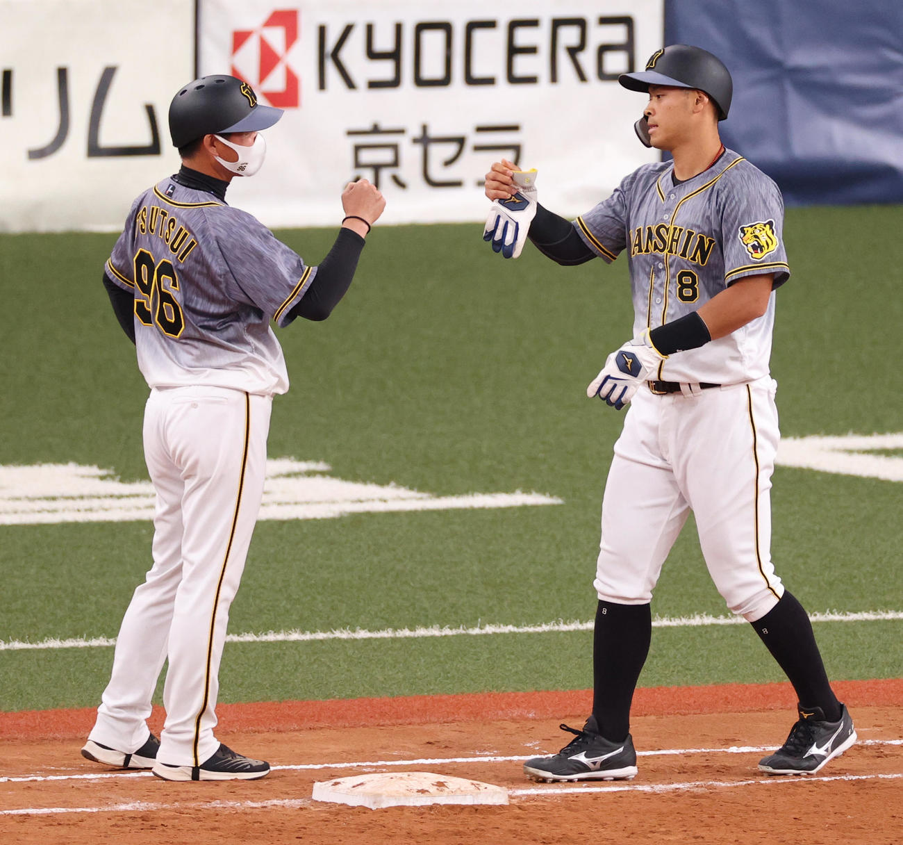 9回表阪神1死一、二塁、四球を選ぶ佐藤輝明（撮影・清水貴仁）