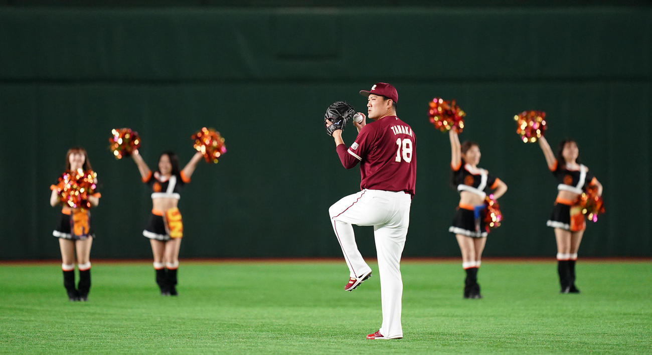 巨人対楽天　試合前、キャッチボールをする楽天田中将（撮影・菅敏）