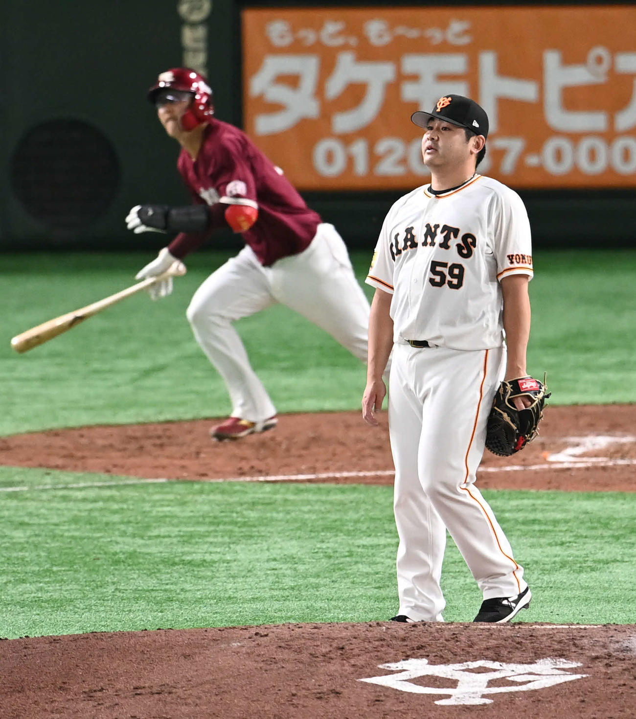 巨人対楽天　5回表楽天2死一塁、田中豊は太田に右越え2点本塁打を許す（撮影・山崎安昭）