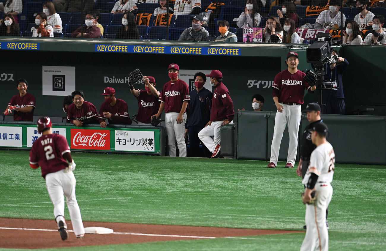 巨人対楽天　5回表楽天2死一塁、太田（手前左）の2点本塁打に笑顔の田中将（後方右）（撮影・山崎安昭）